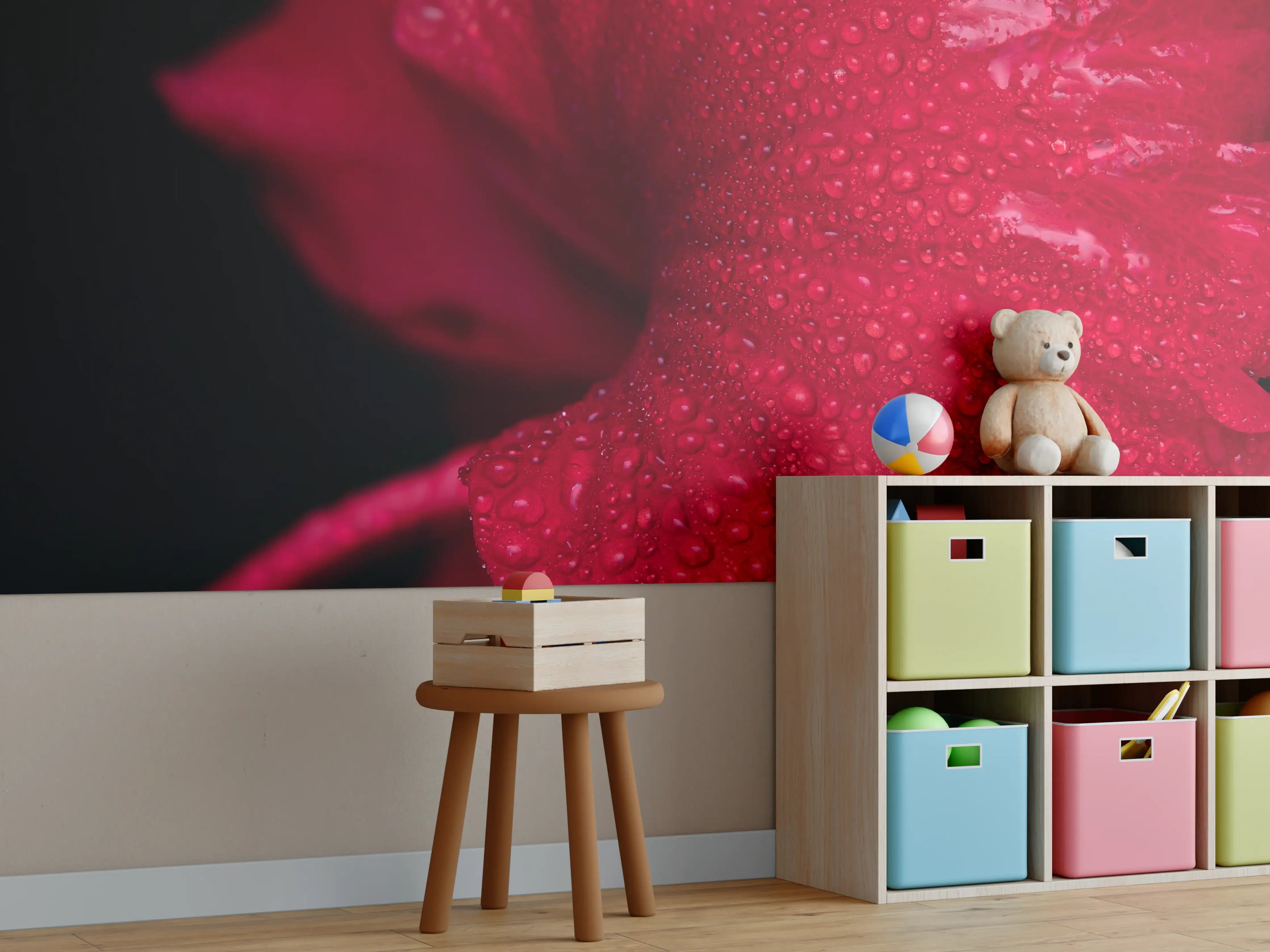 Kinderzimmer Wandgestaltung - Nahaufnahme von rötlicher Frühlingsblume mit Regentropfen