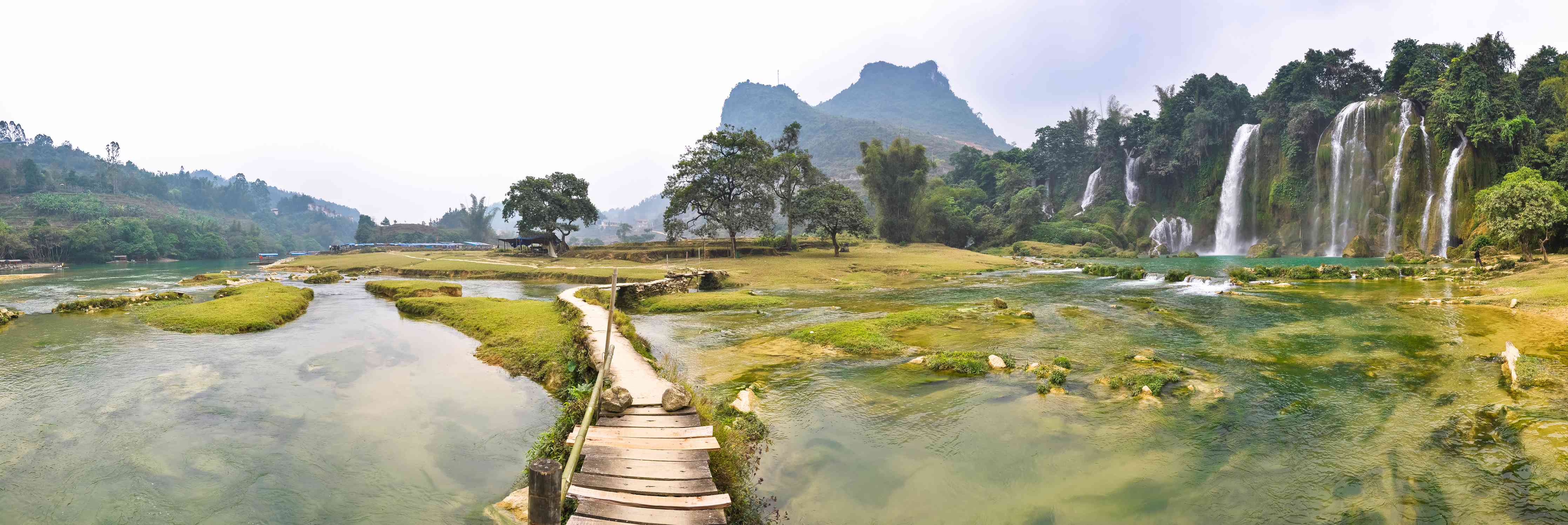 Kinderzimmer Wandgestaltung-Naturparadies mit Wasserfällen und Brücke