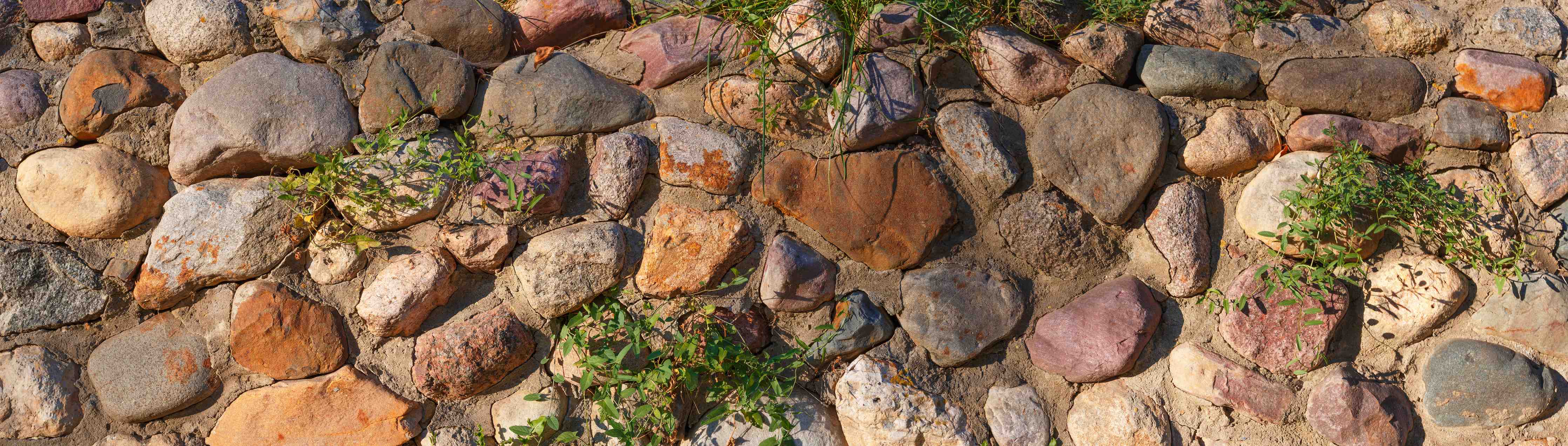 Kinderzimmer Wandgestaltung-Natursteinmauer mit bunten Steinen und Pflanzen