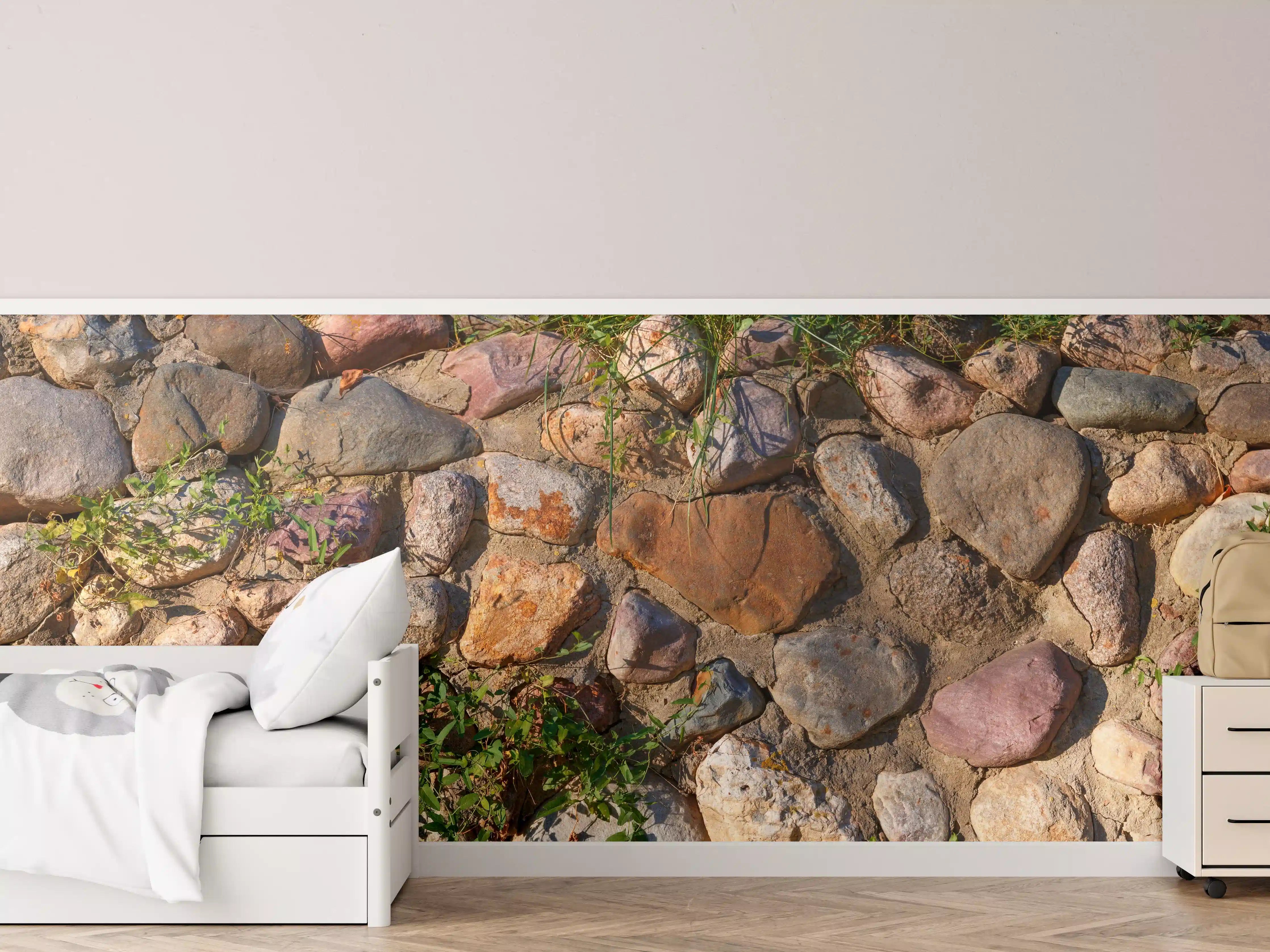 Kinderzimmer Wandgestaltung - Natursteinmauer mit bunten Steinen und Pflanzen