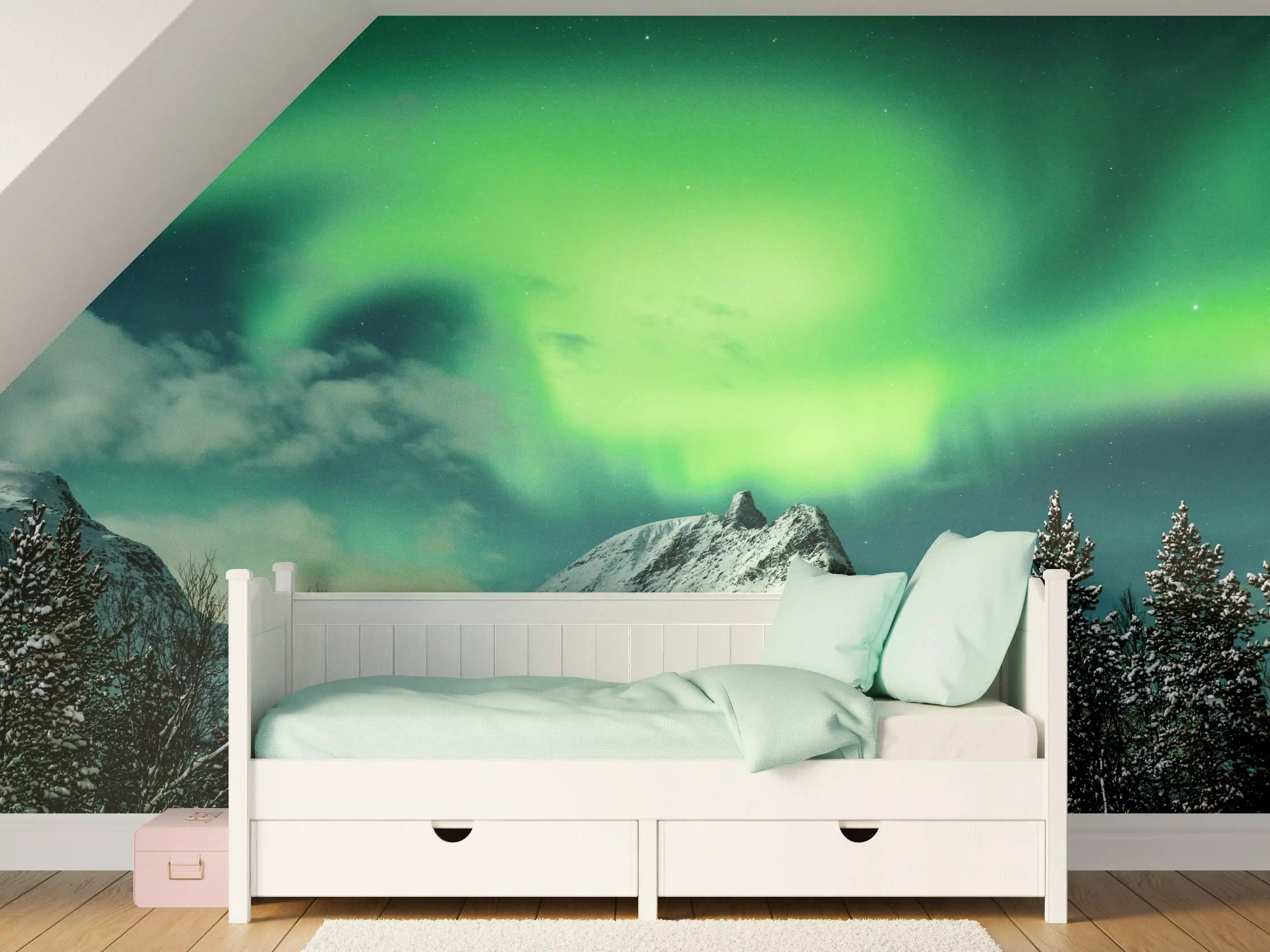 Kinderzimmer Wandgestaltung - Nordlichter über schneebedeigtem Berg
