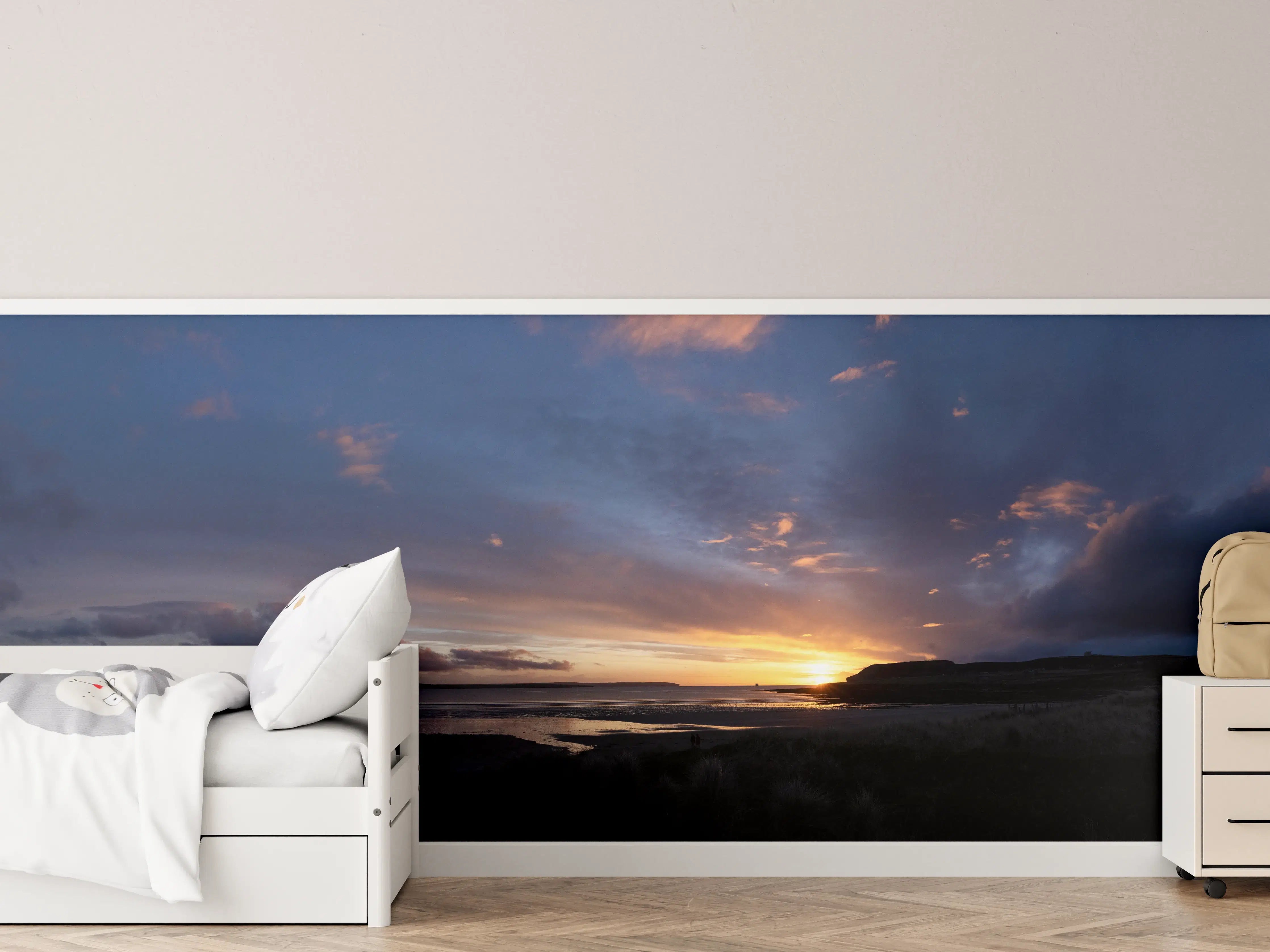 Kinderzimmer Wandgestaltung - Panoramischer Sonnenuntergang über ruhigem Wasser