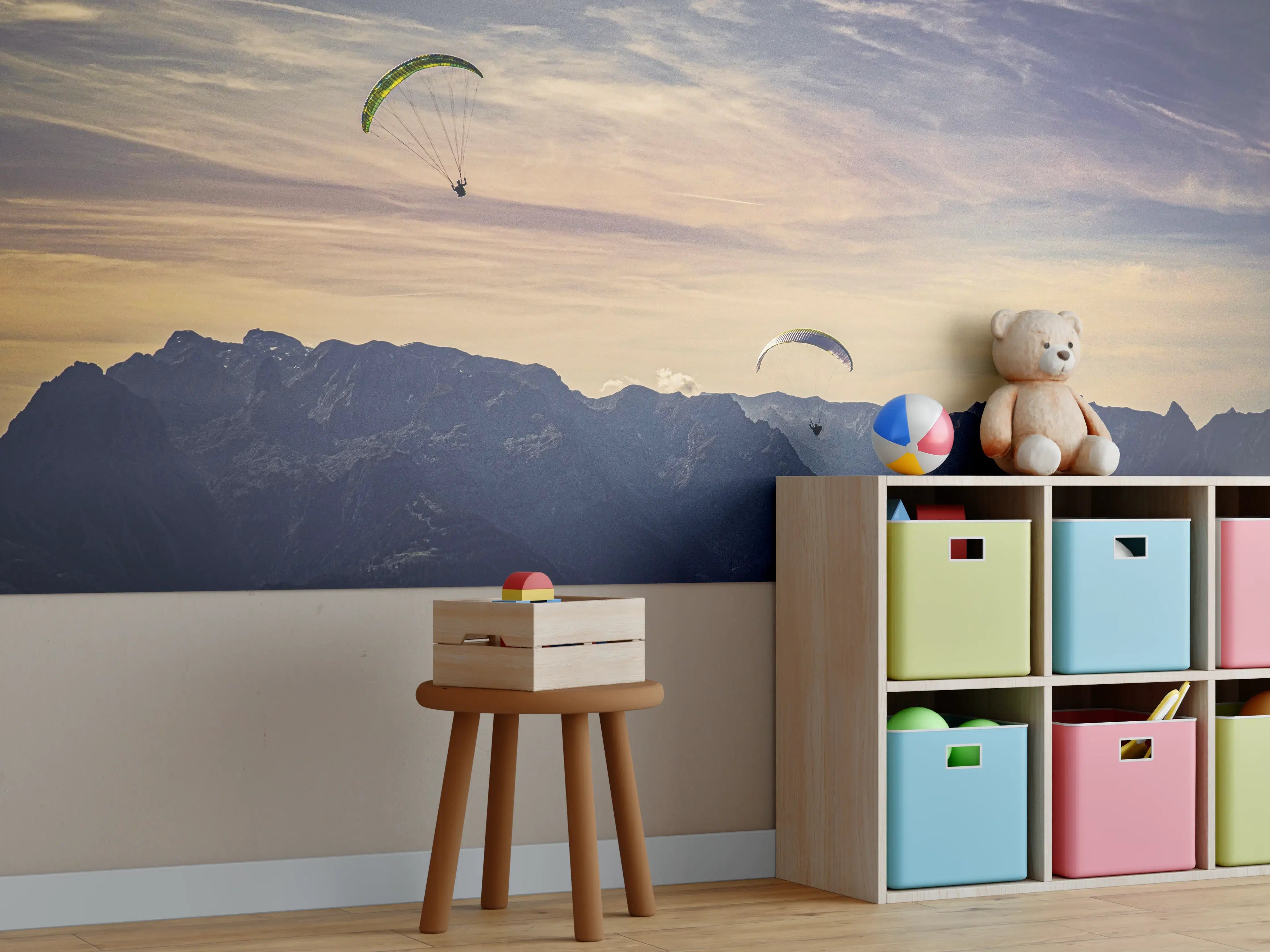 Kinderzimmer Wandgestaltung - Paragliding über majestätischen Bergen bei Sonnenuntergang