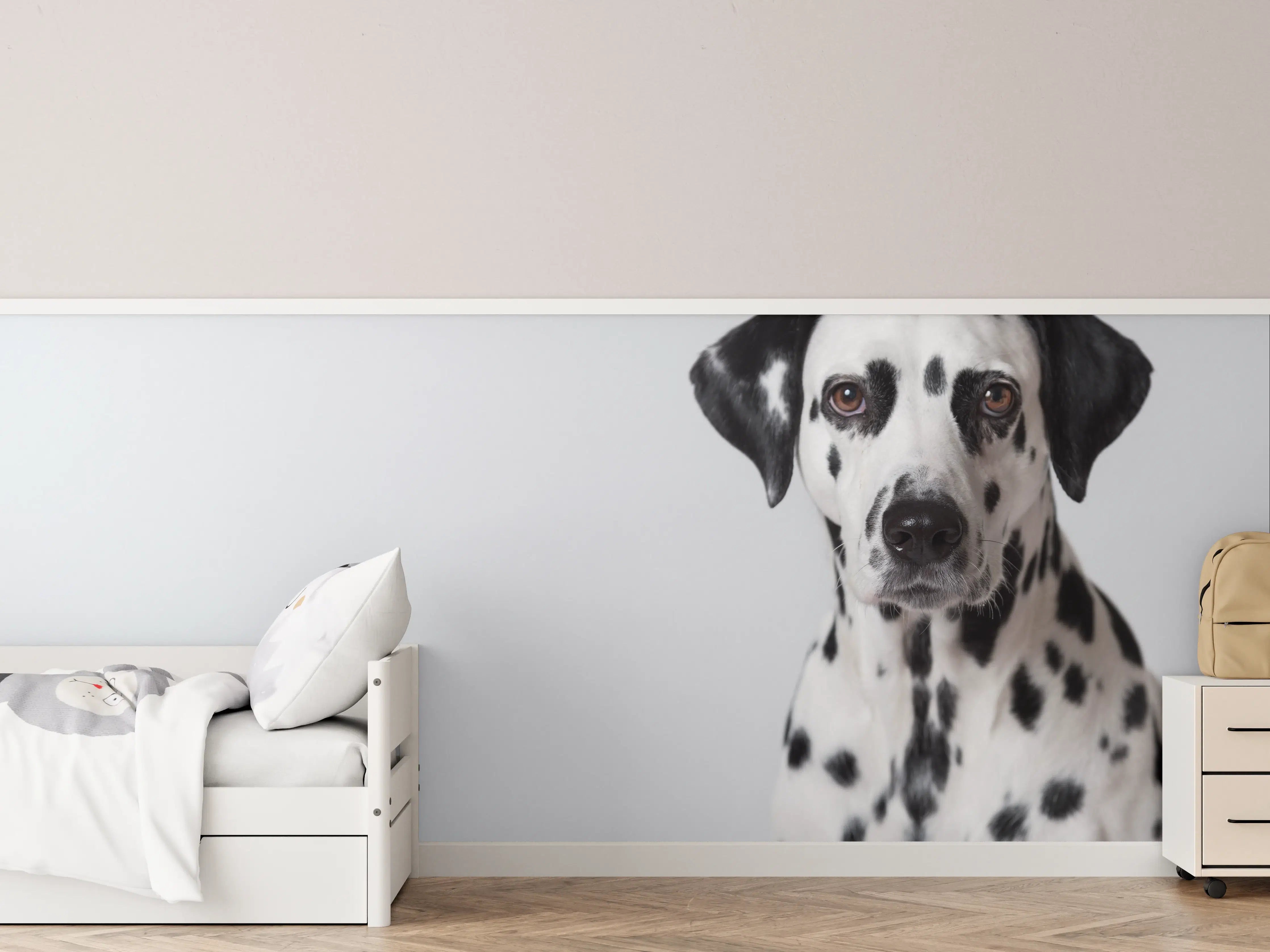 Kinderzimmer Wandgestaltung - Portrait eines Dalmatiners auf weißem Hintergrund