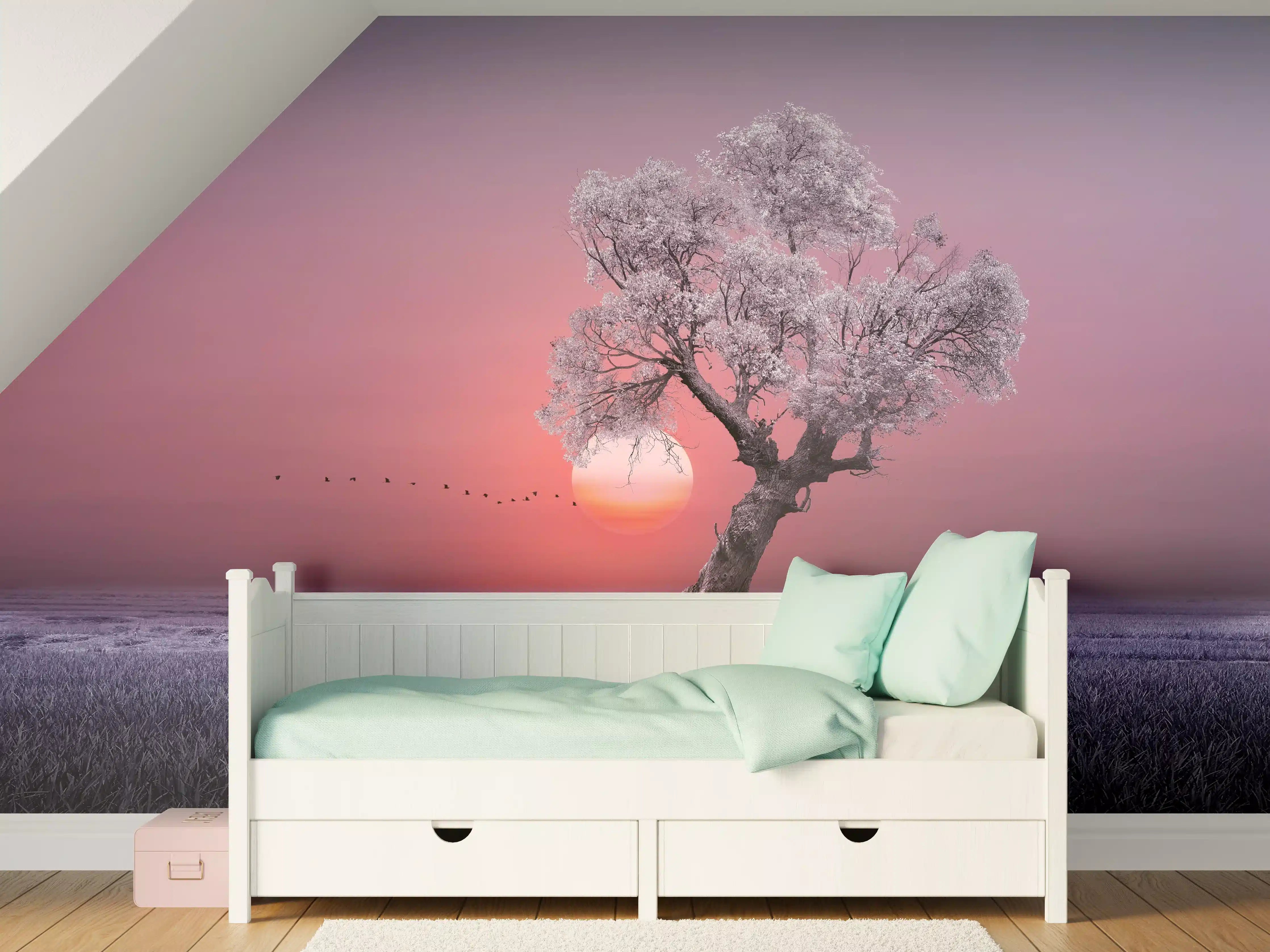 Kinderzimmer Wandgestaltung - Sanfter Sonnenuntergang hinter blühendem Baum