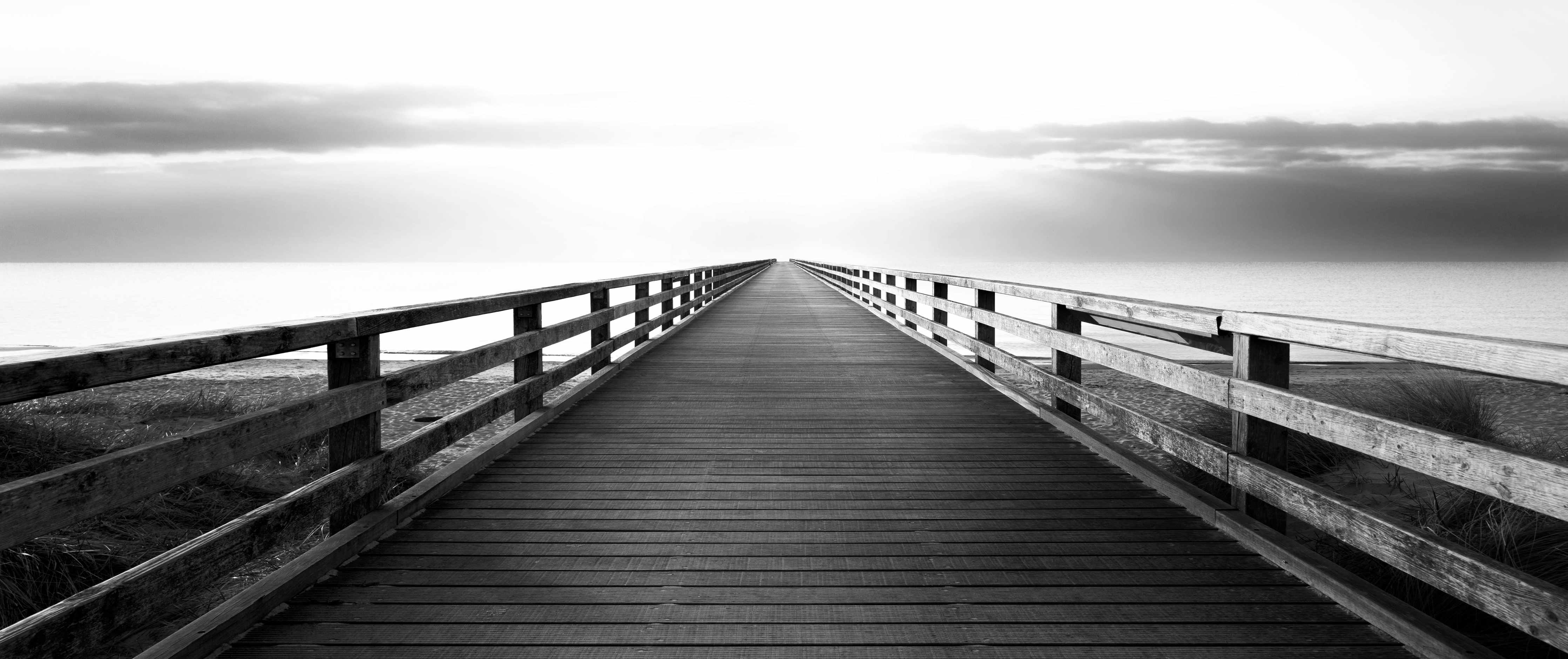 Kinderzimmer Wandgestaltung-Schlichten Holzsteg im nebelfreien Himmel