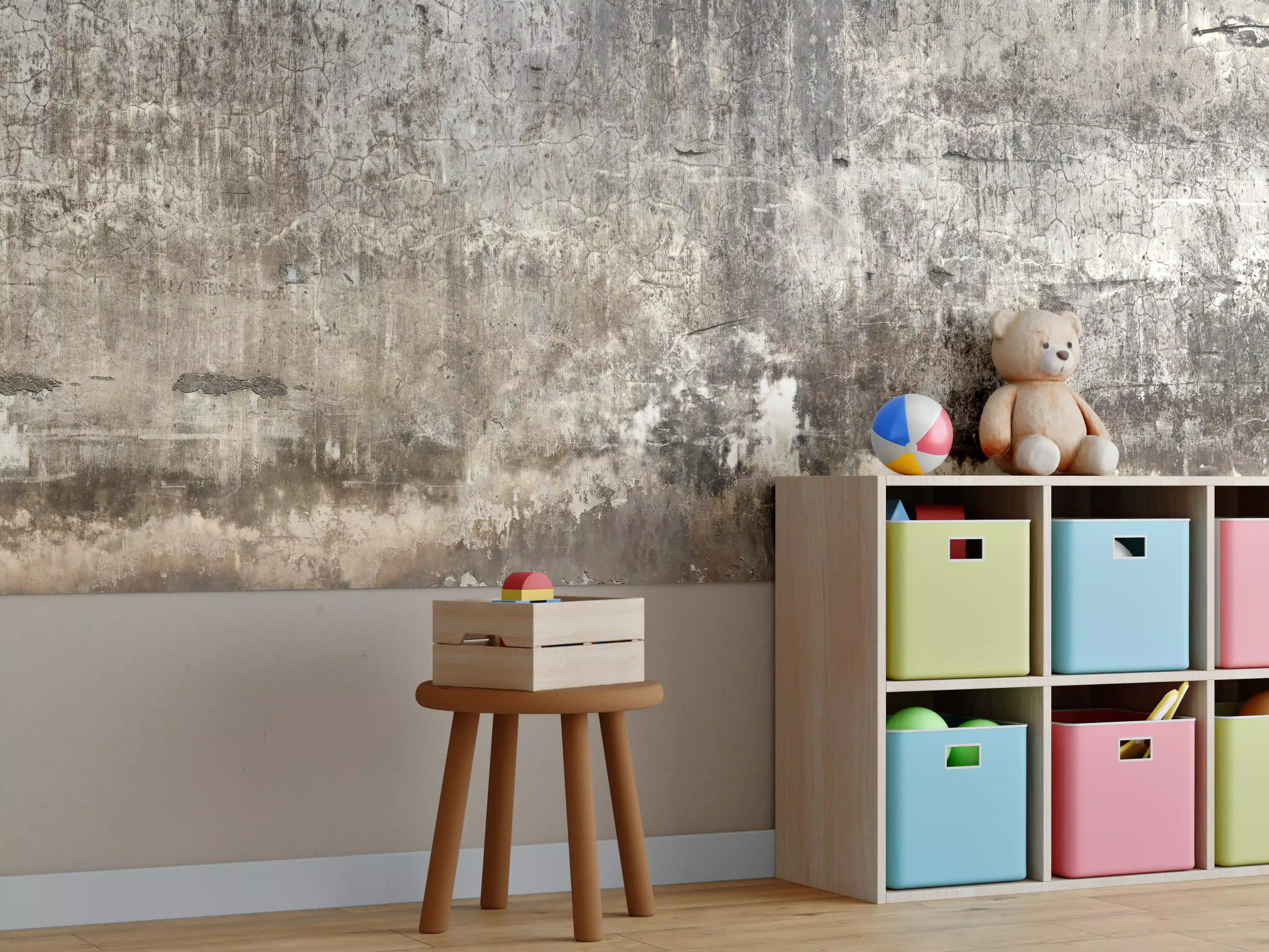Kinderzimmer Wandgestaltung - Schmutzige Wand mit kaputtem Zementputz