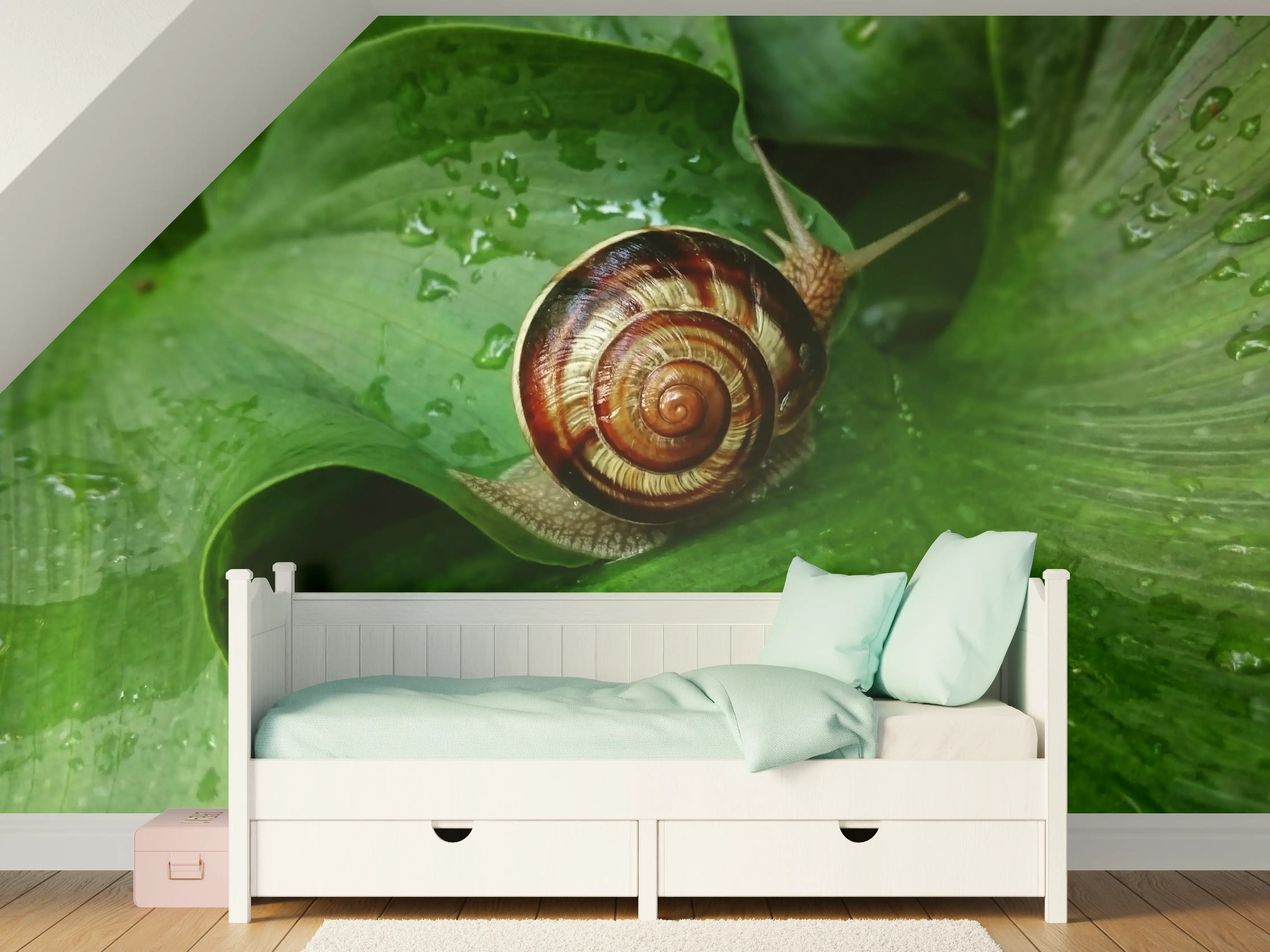 Kinderzimmer Wandgestaltung - Schnecke auf einem nassen Blatt