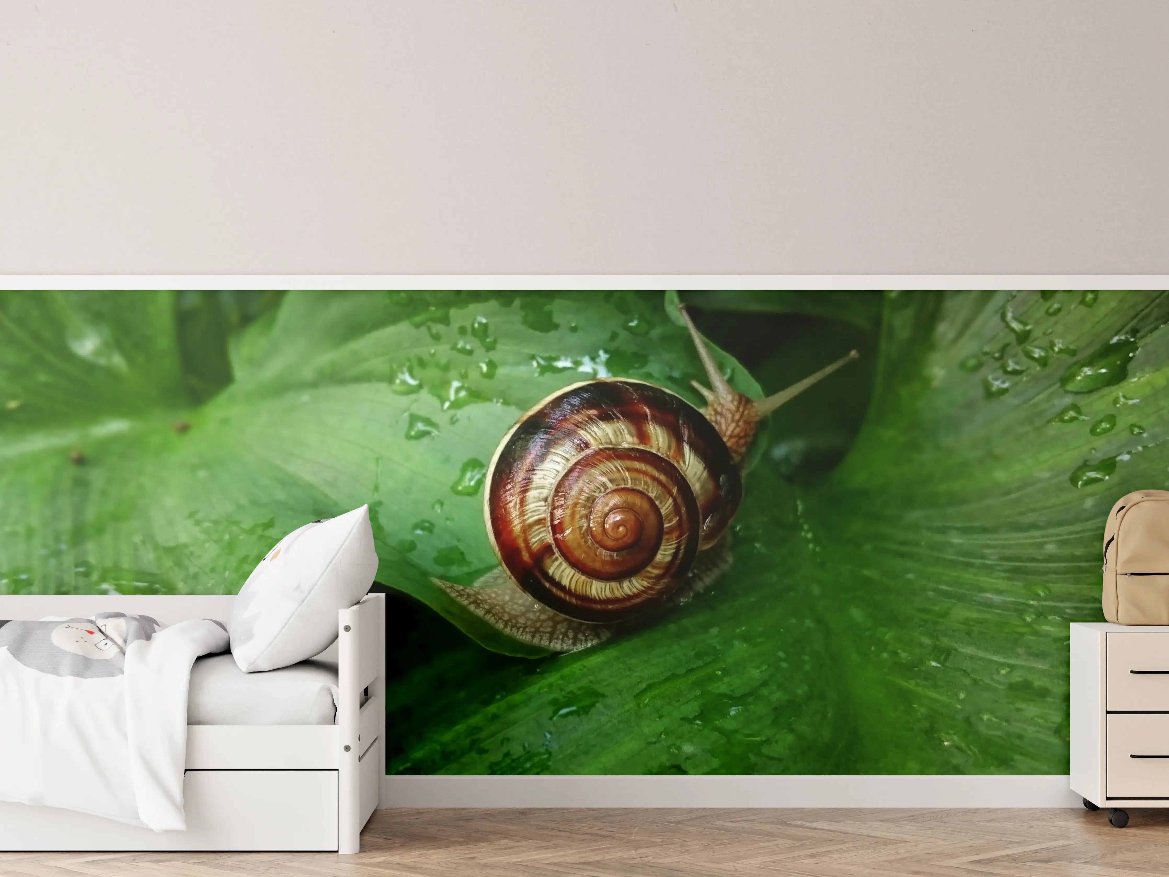 Kinderzimmer Wandgestaltung - Schnecke auf einem nassen Blatt