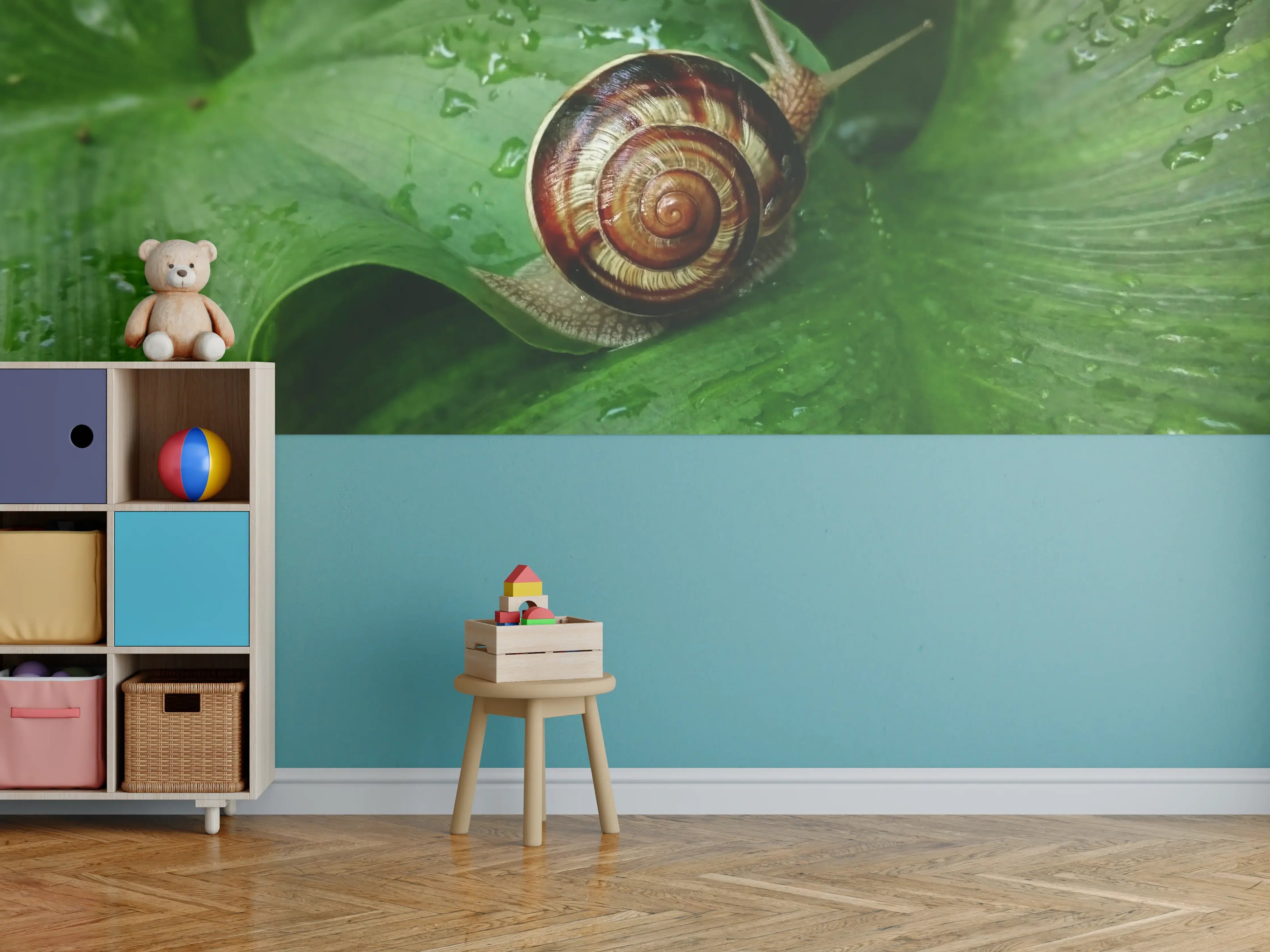 Kinderzimmer Wandgestaltung - Schnecke auf einem nassen Blatt