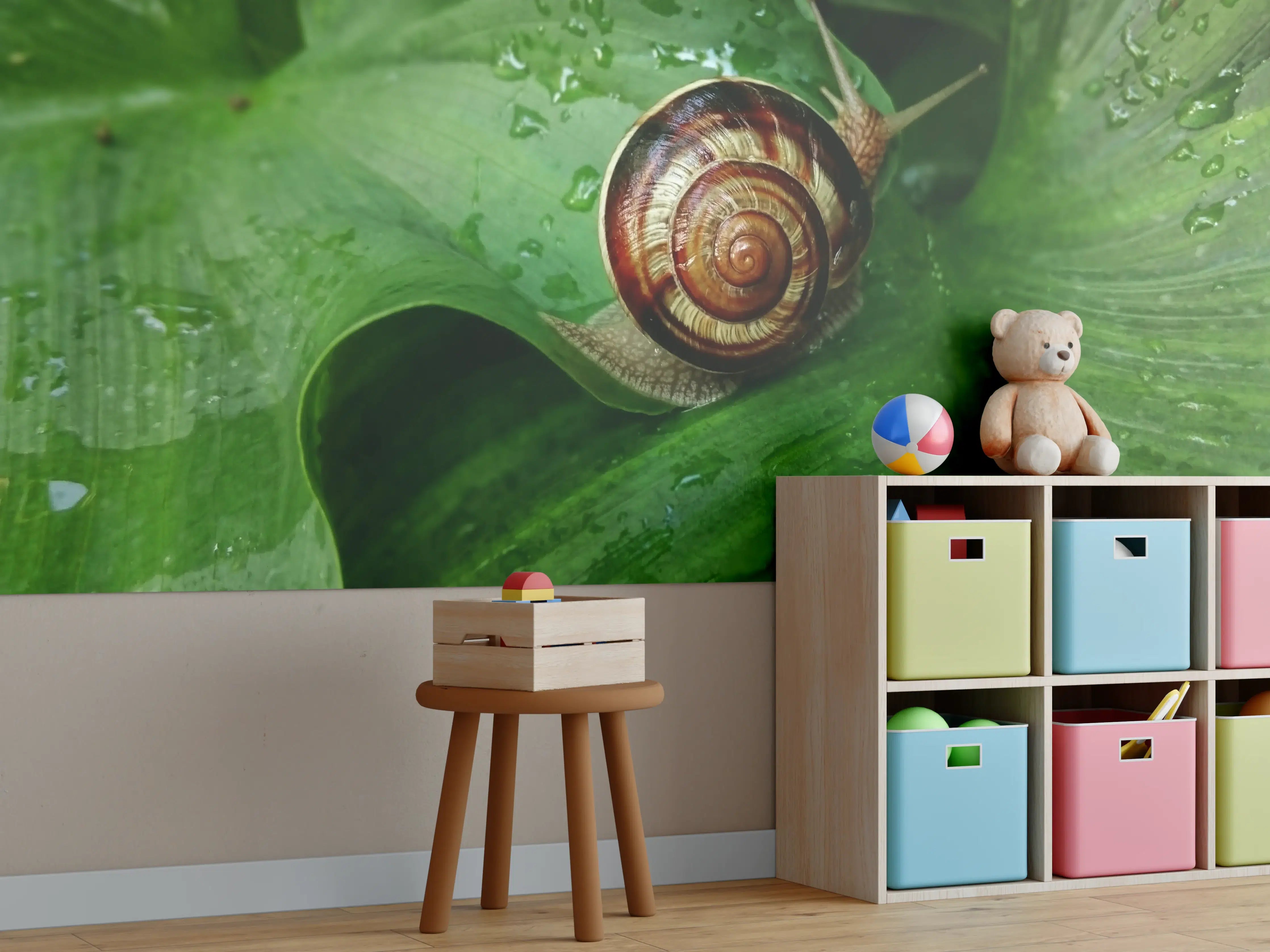 Kinderzimmer Wandgestaltung - Schnecke auf einem nassen Blatt