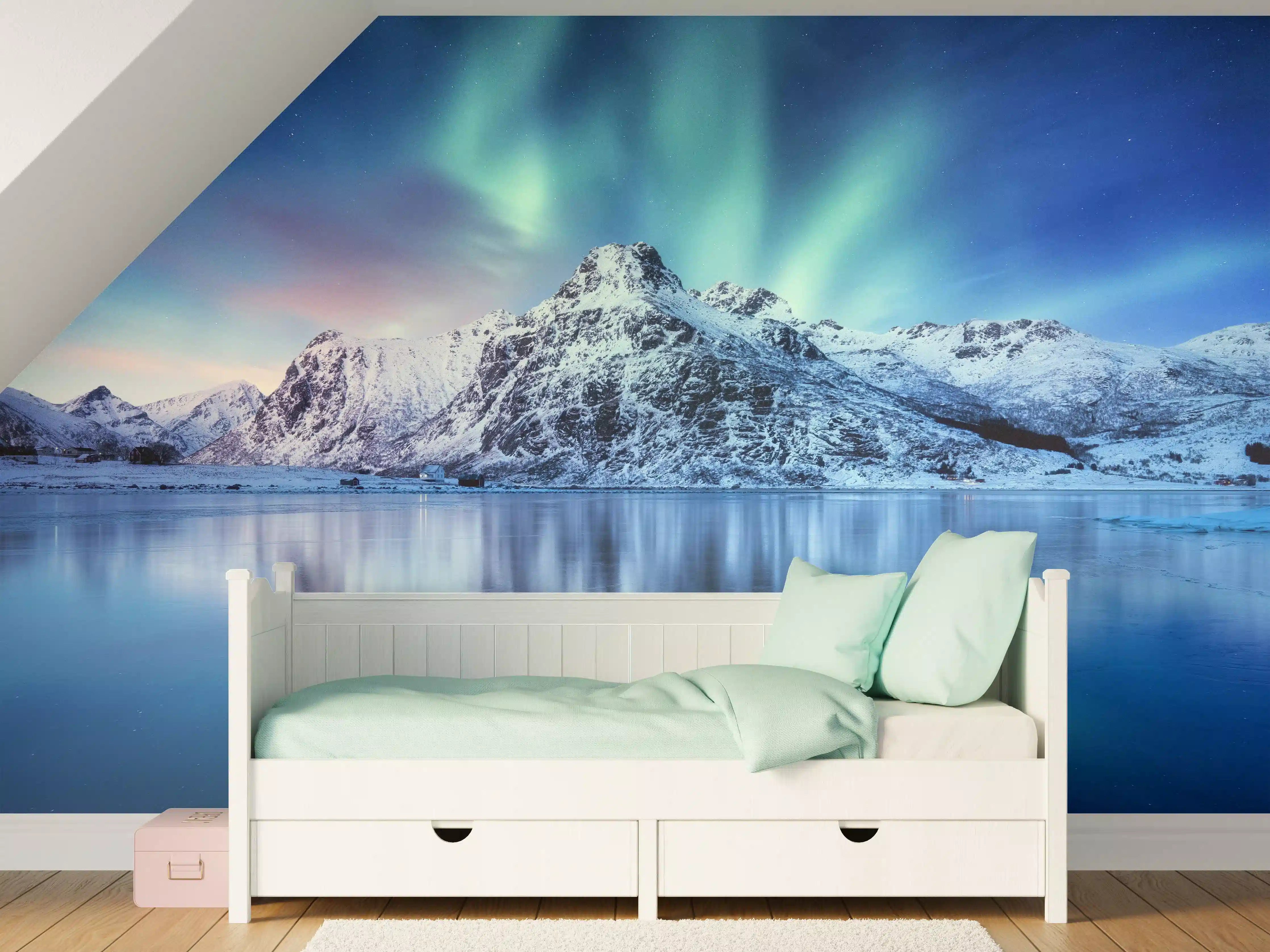 Kinderzimmer Wandgestaltung - Schöne Polarlichter über dem Berg