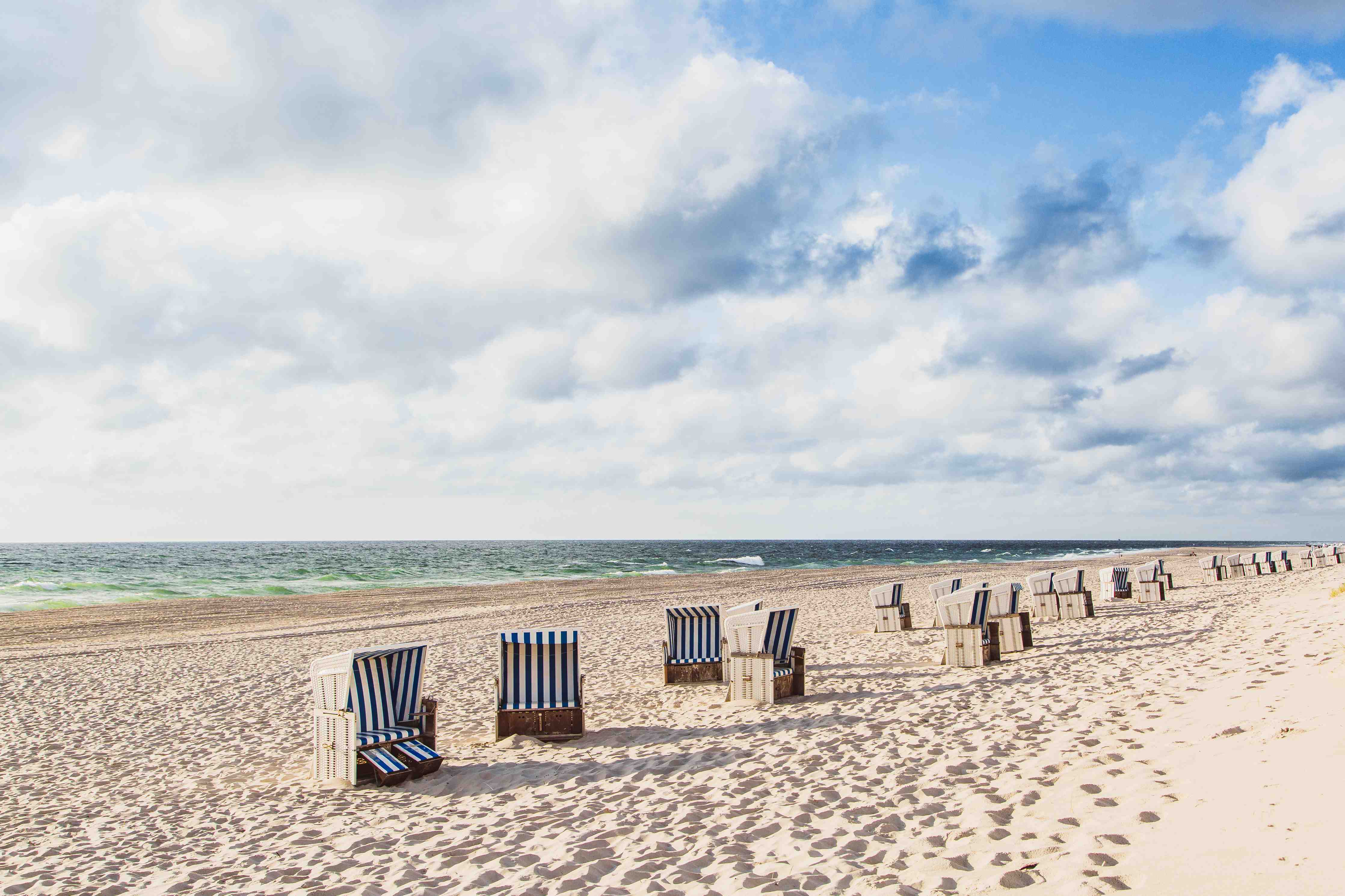 Kinderzimmer Wandgestaltung-Schöne Strandliegestühle in Blau und Weiß