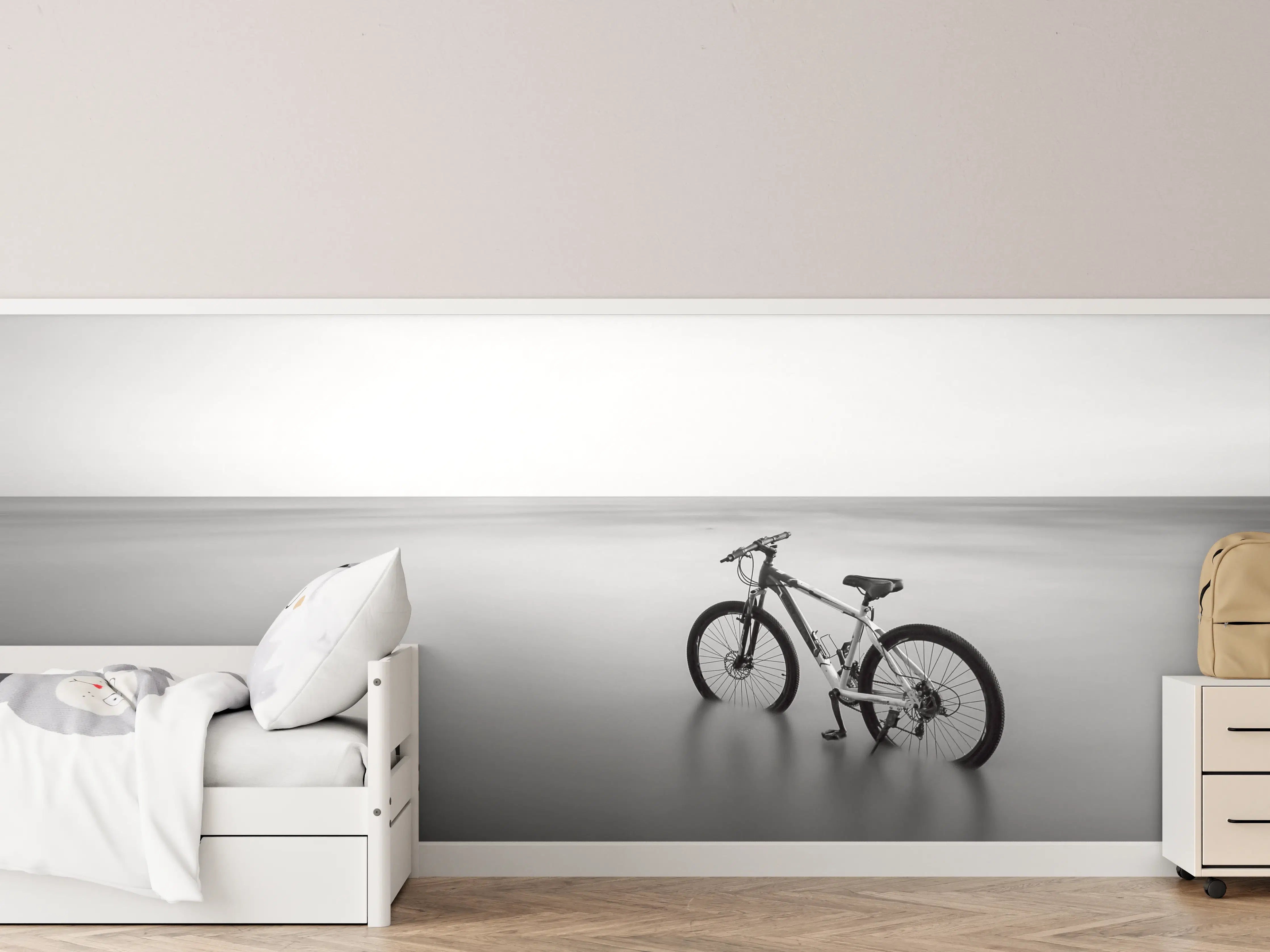 Kinderzimmer Wandgestaltung - Schwarz-Weiß-Fahrrad am ruhigen Strand