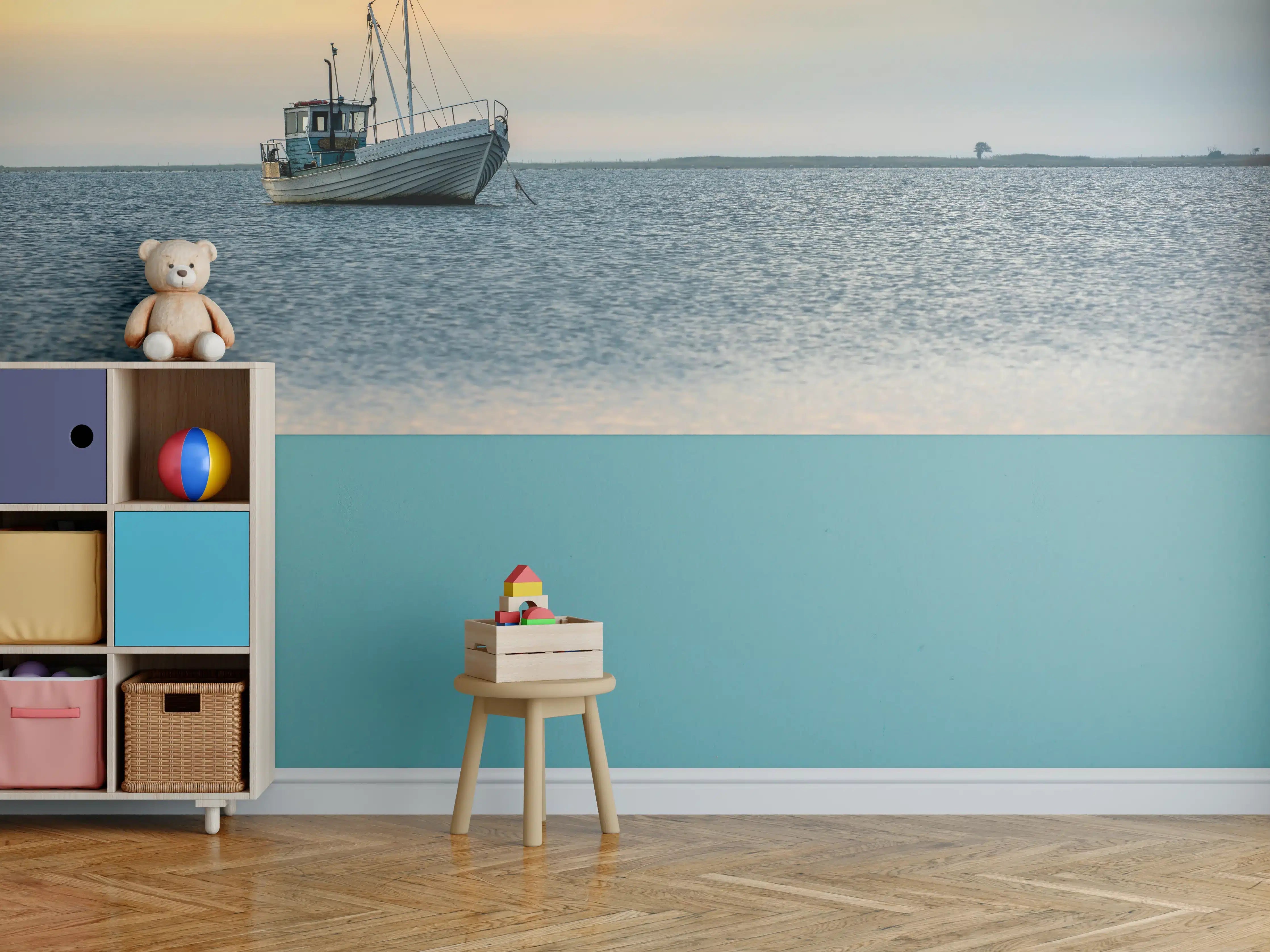Kinderzimmer Wandgestaltung - Segelboot bei Sonnenuntergang auf ruhigem Wasser