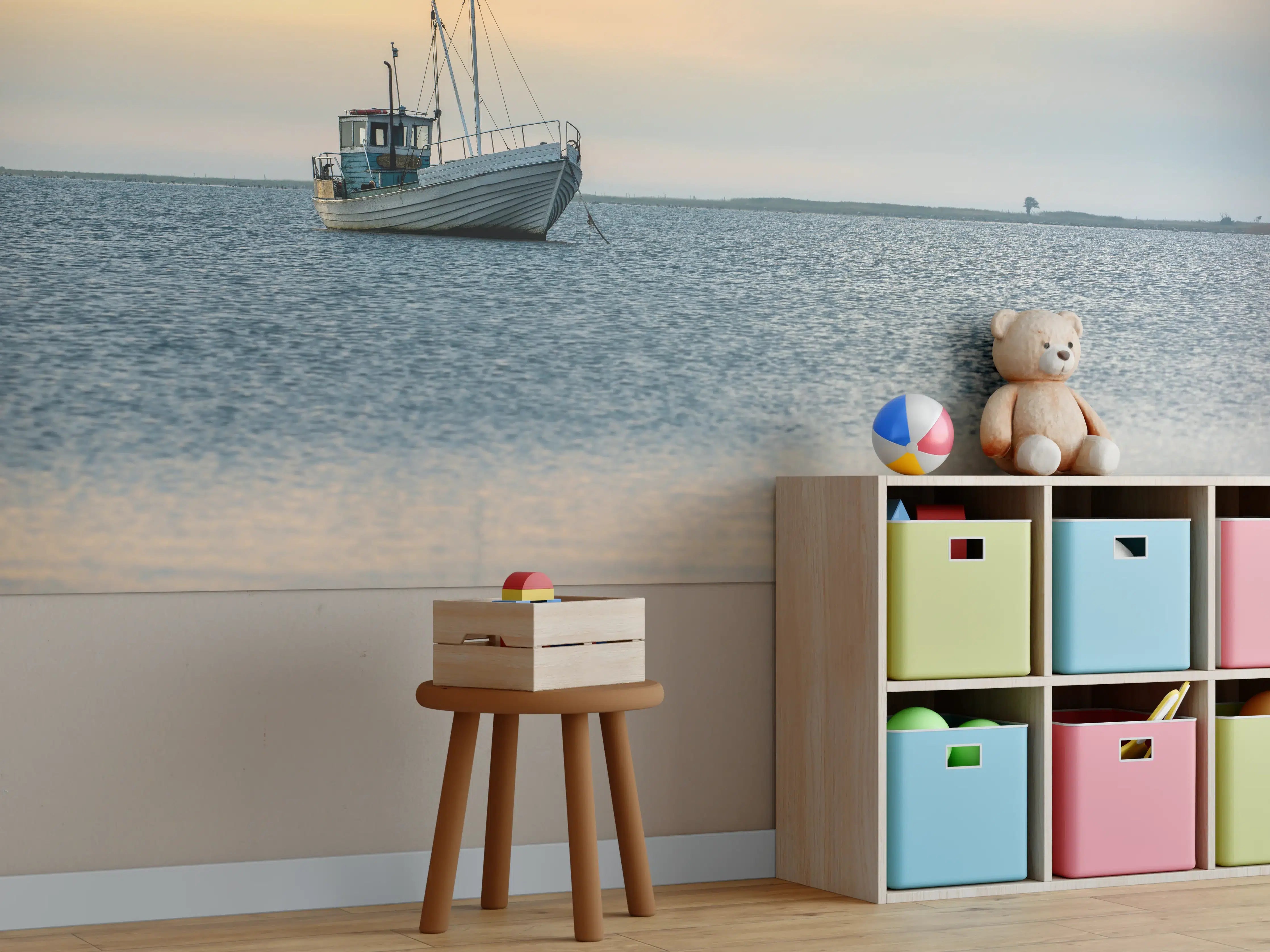 Kinderzimmer Wandgestaltung - Segelboot bei Sonnenuntergang auf ruhigem Wasser