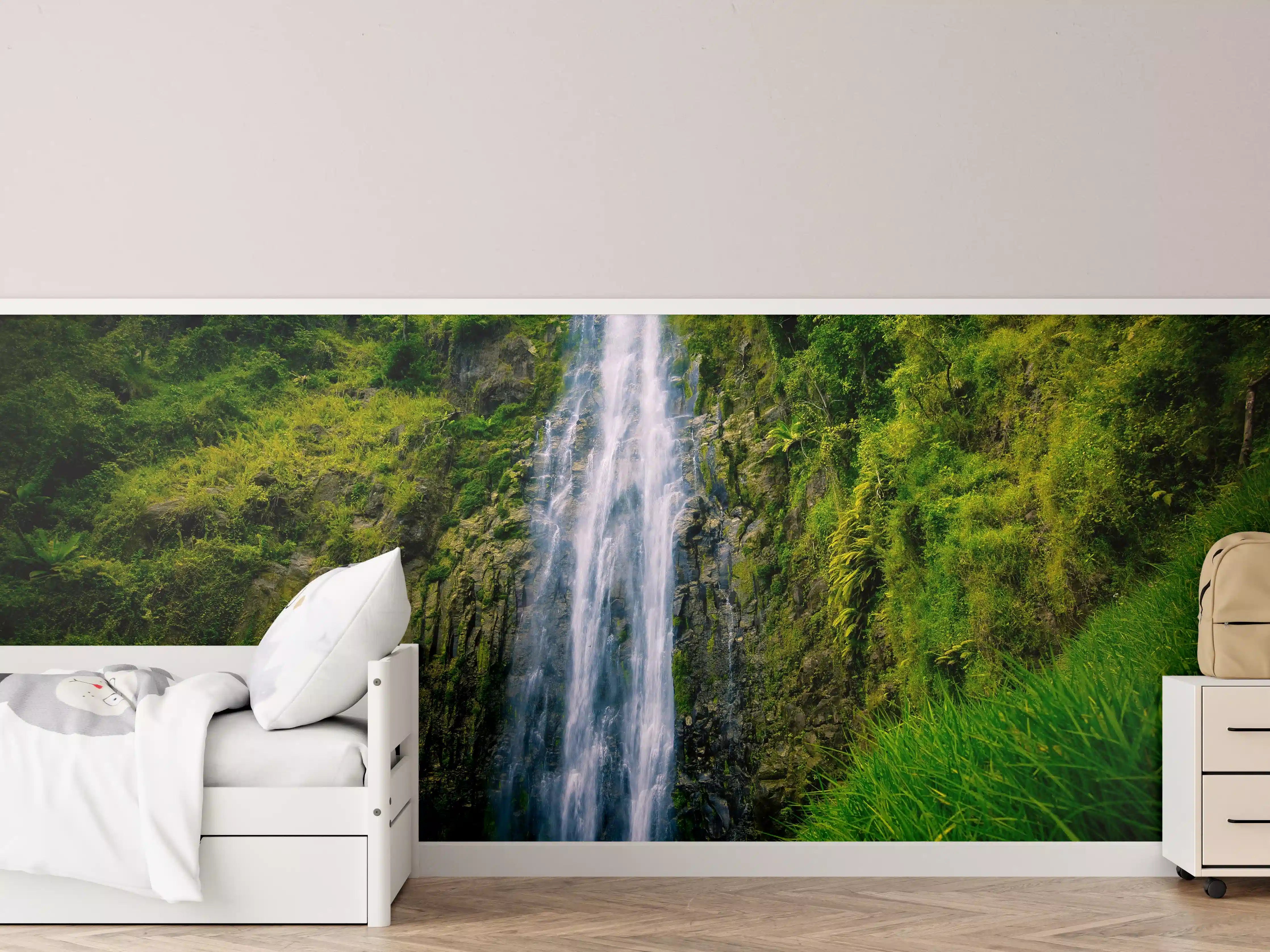 Kinderzimmer Wandgestaltung - Silbernder Wasserfall im Grünen