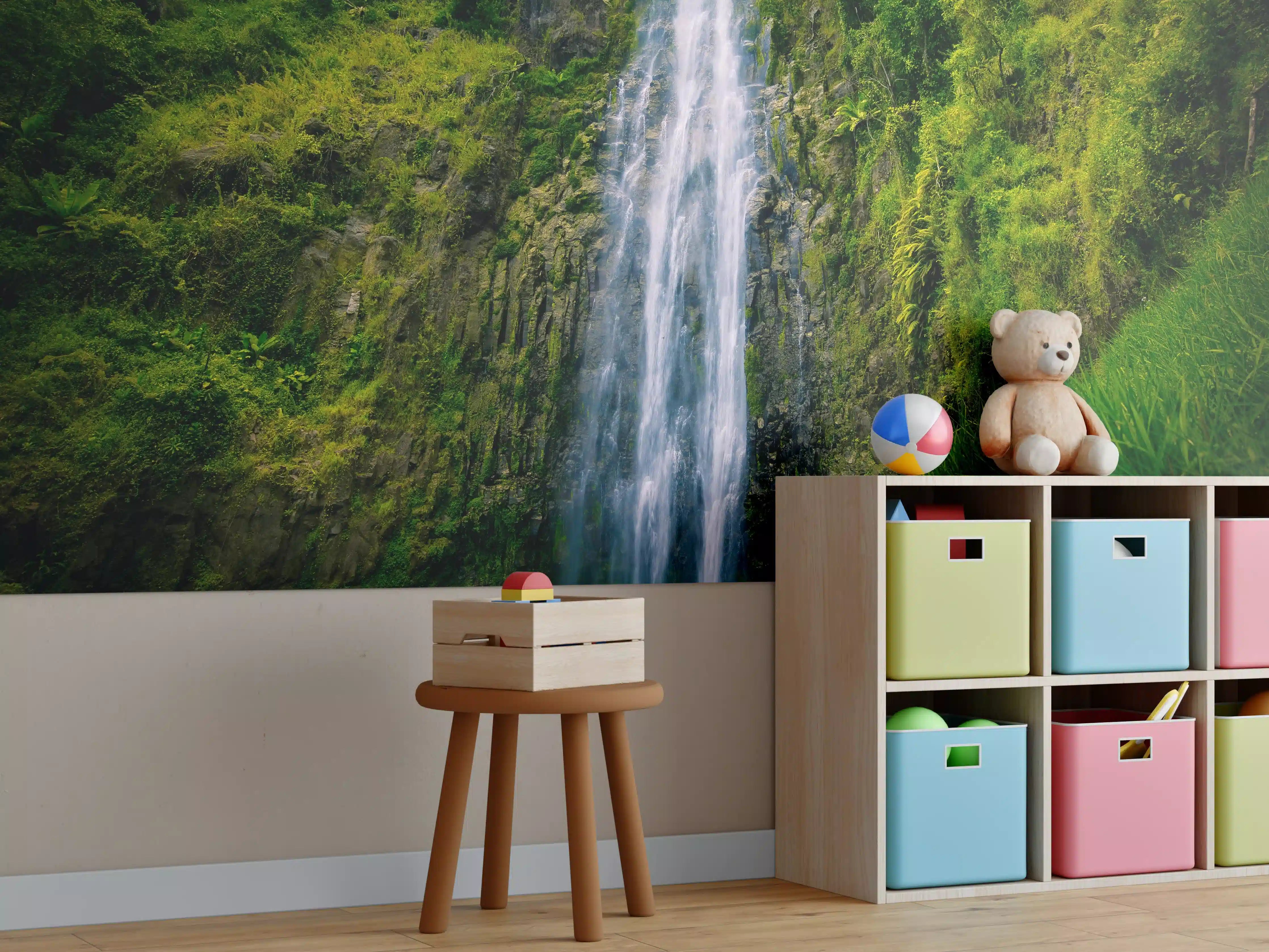 Kinderzimmer Wandgestaltung - Silbernder Wasserfall im Grünen