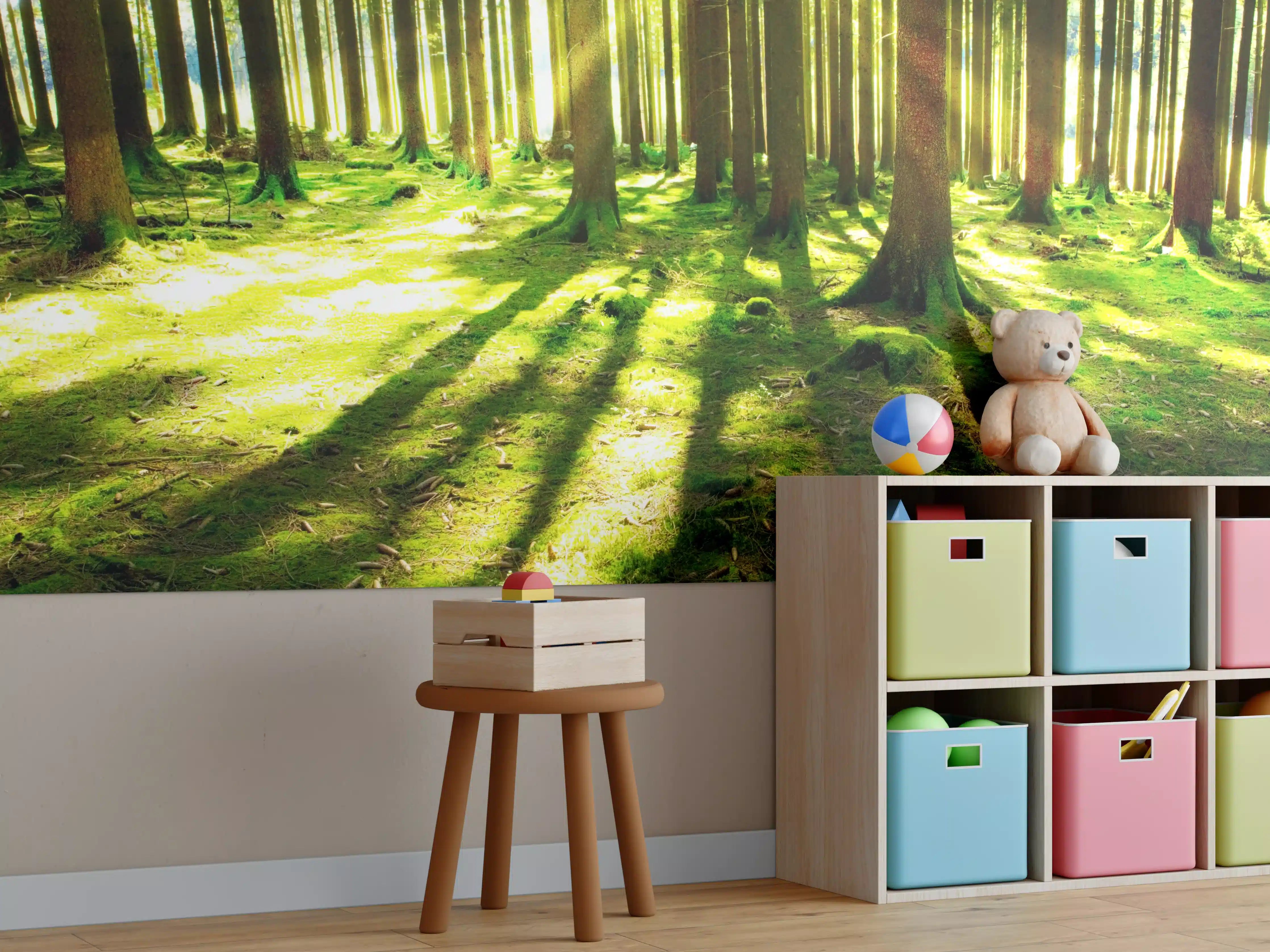 Kinderzimmer Wandgestaltung - Sonnendurchfluteter Wald mit langen Schatten