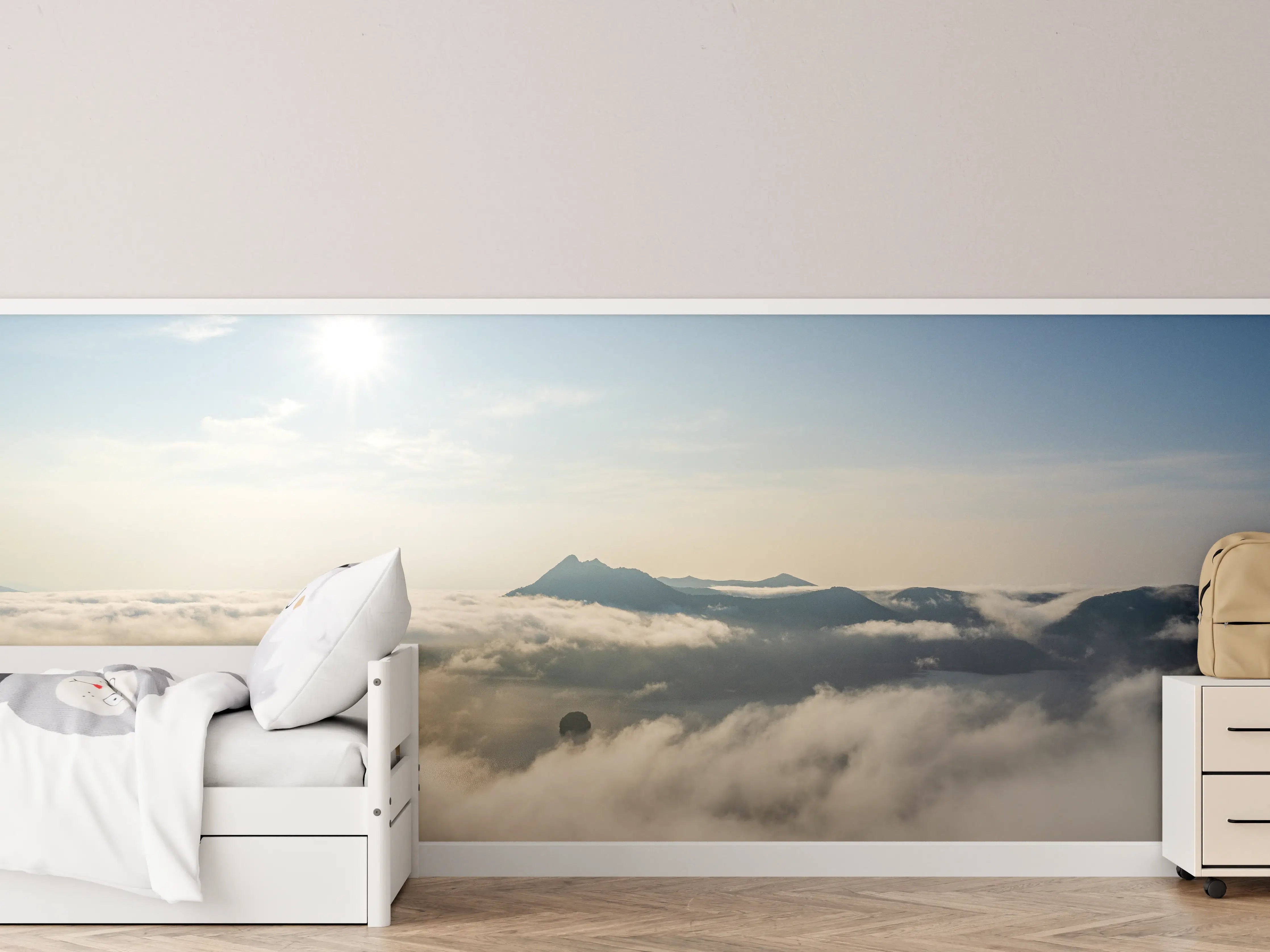 Kinderzimmer Wandgestaltung - Sonnenlicht über Wolken und Berggipfeln