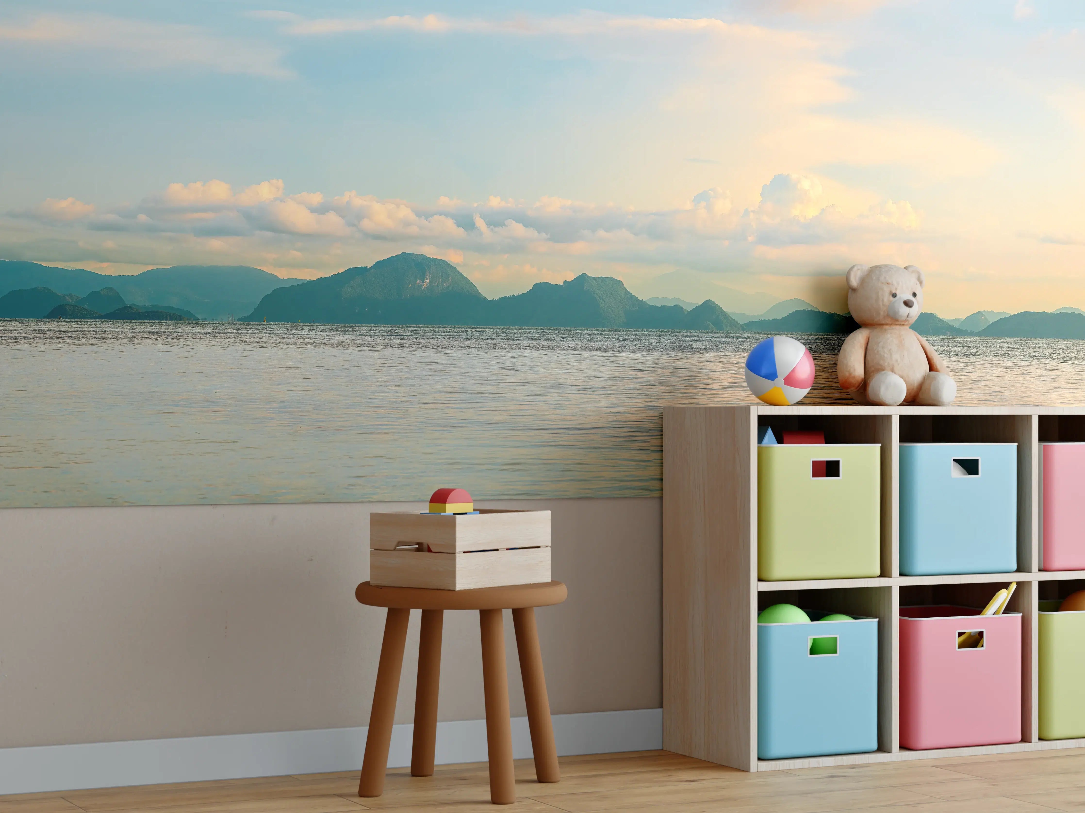 Kinderzimmer Wandgestaltung - Sonnenuntergang am Meer mit Bergen