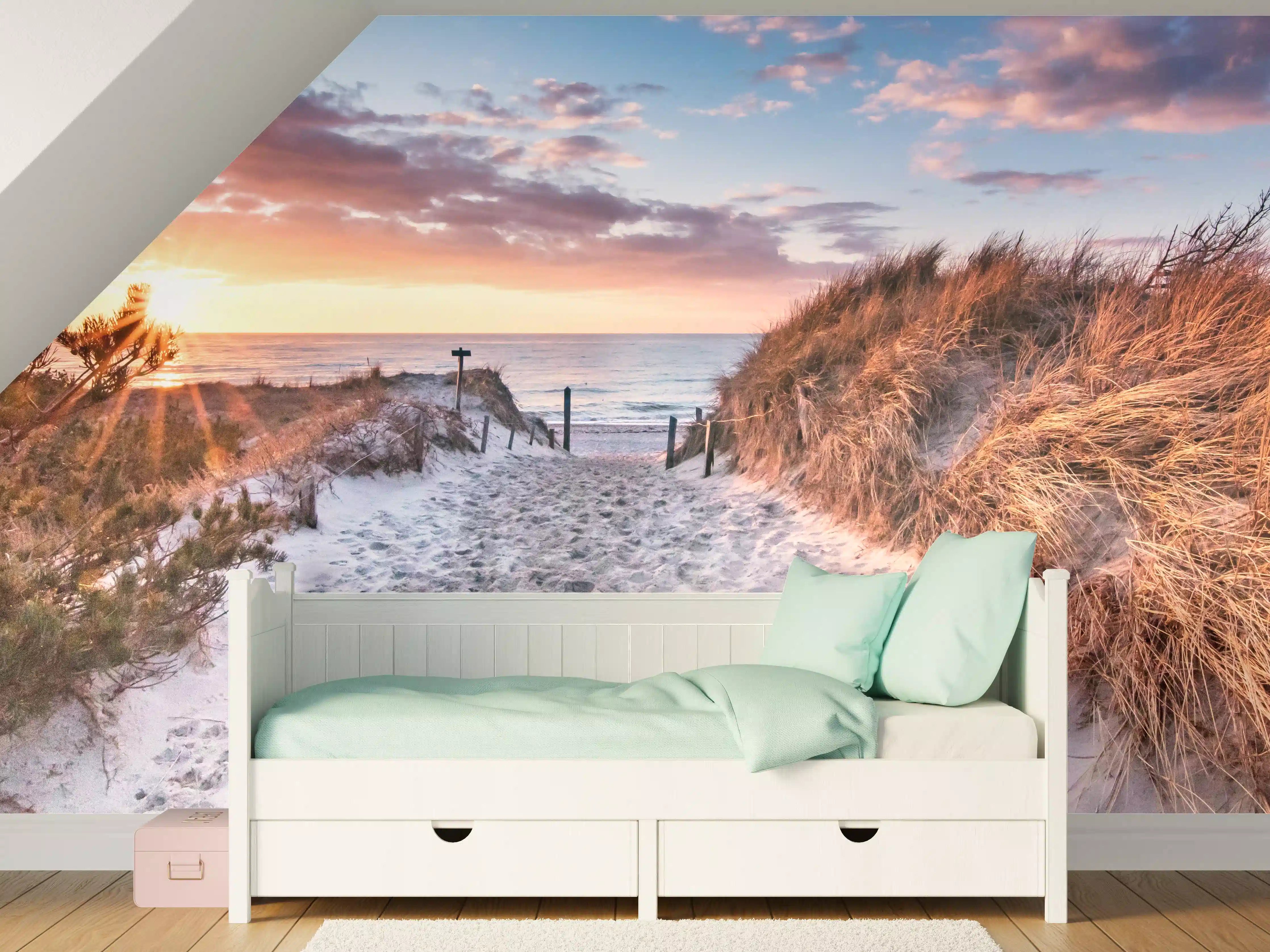 Kinderzimmer Wandgestaltung - Sonnenuntergang am Strand mit Dünen und Himmel in warmen Tönen