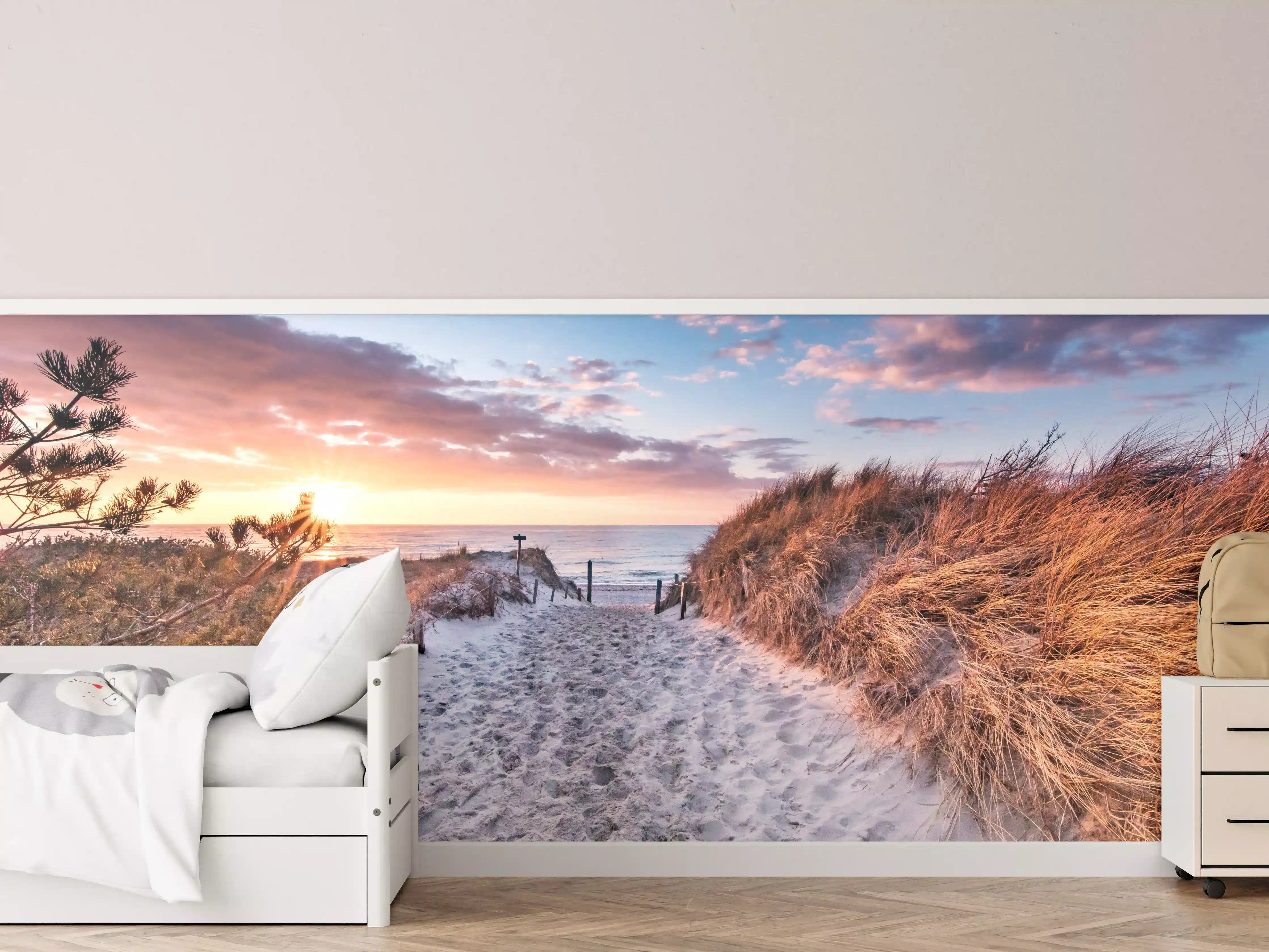 Kinderzimmer Wandgestaltung - Sonnenuntergang am Strand mit Dünen und Himmel in warmen Tönen