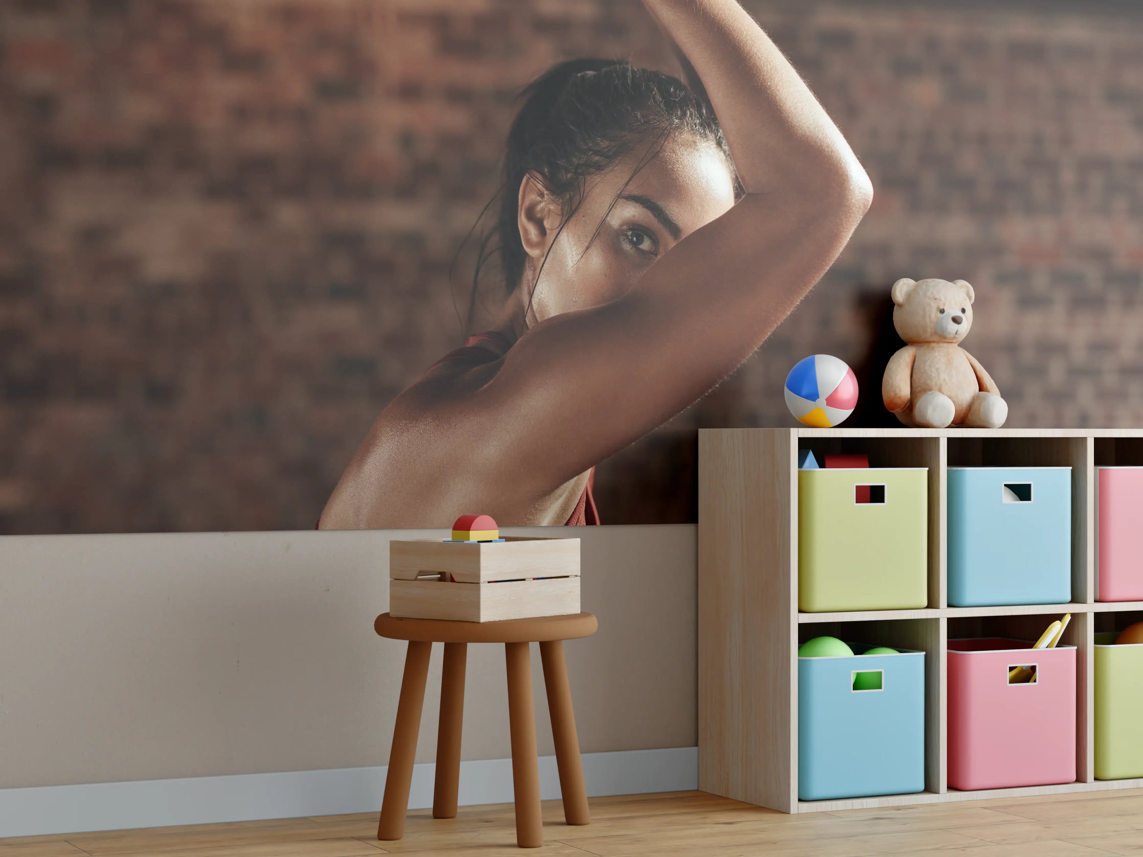 Kinderzimmer Wandgestaltung - Starke Frau beim Training mit Dip-Ringen