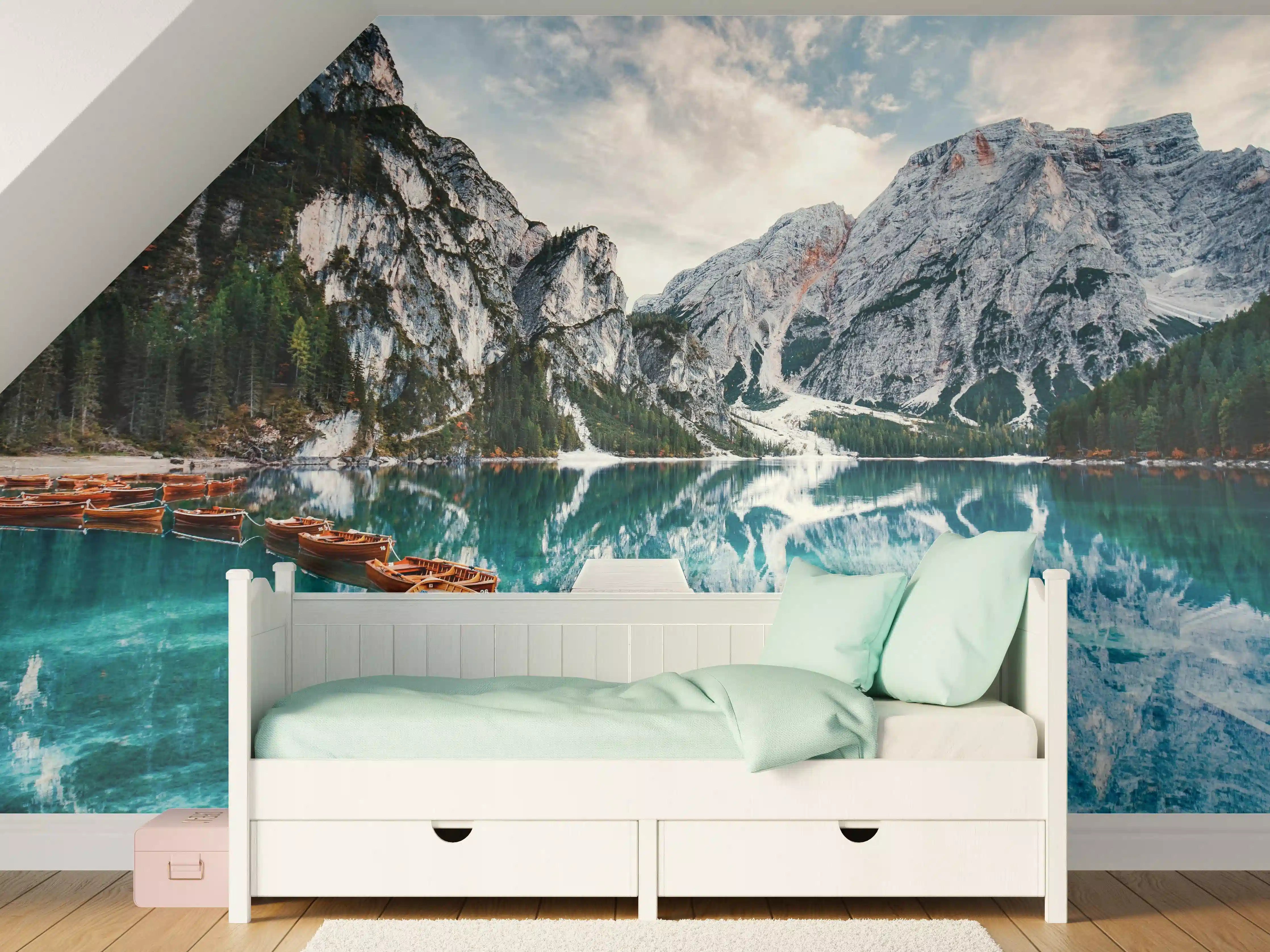 Kinderzimmer Wandgestaltung - Steg am Bergsee mit Booten