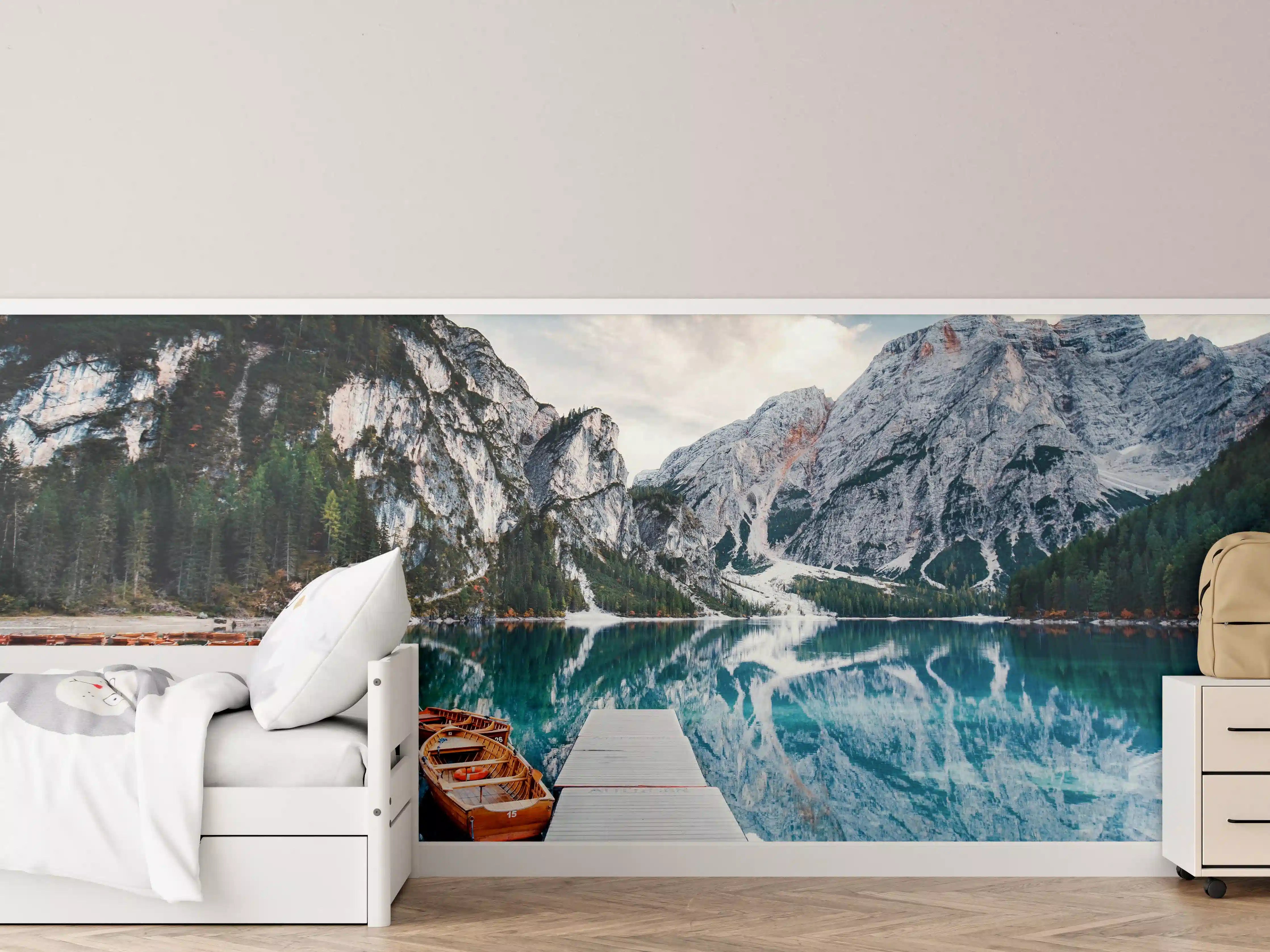 Kinderzimmer Wandgestaltung - Steg am Bergsee mit Booten