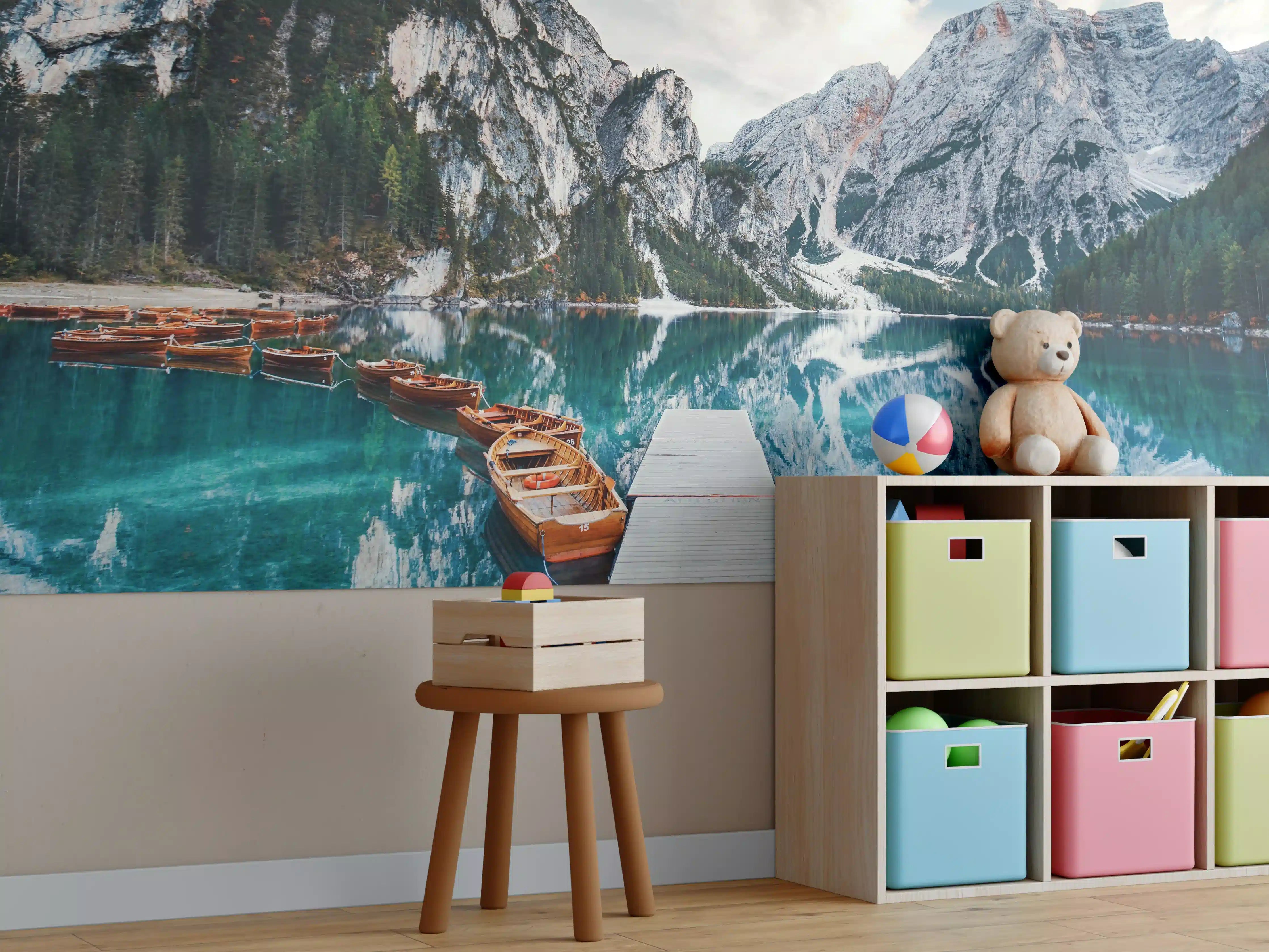 Kinderzimmer Wandgestaltung - Steg am Bergsee mit Booten