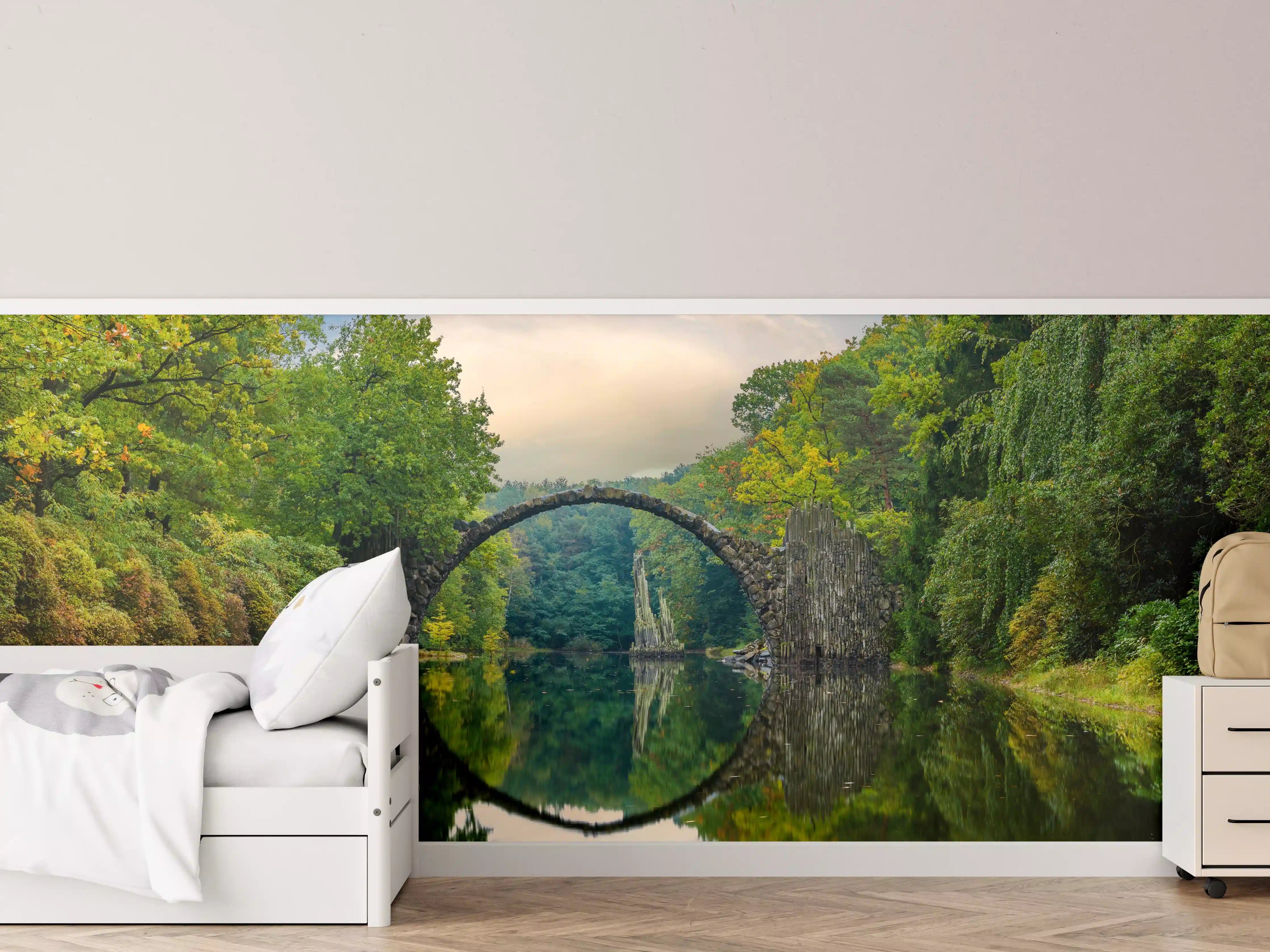 Kinderzimmer Wandgestaltung - Steinbrücke über Fluss im Wald