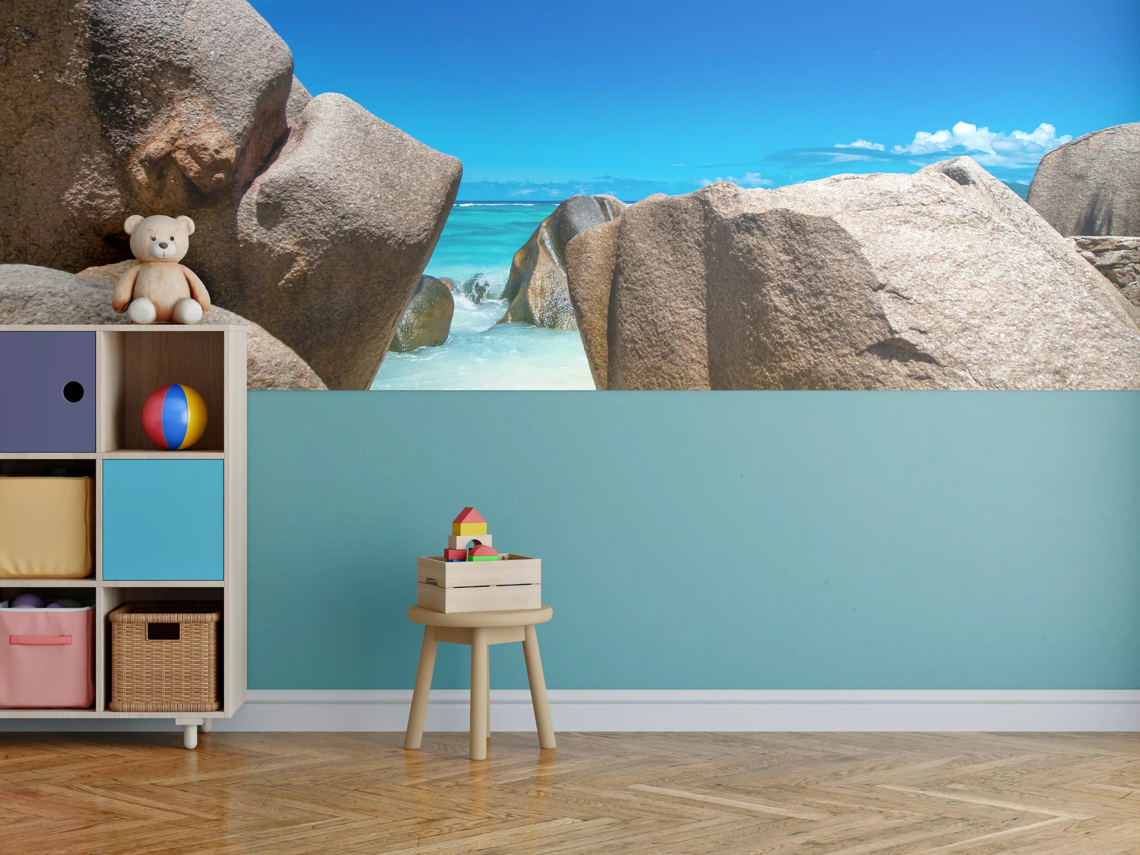 Kinderzimmer Wandgestaltung - Strand mit großen Felsen unter klarem Himmel