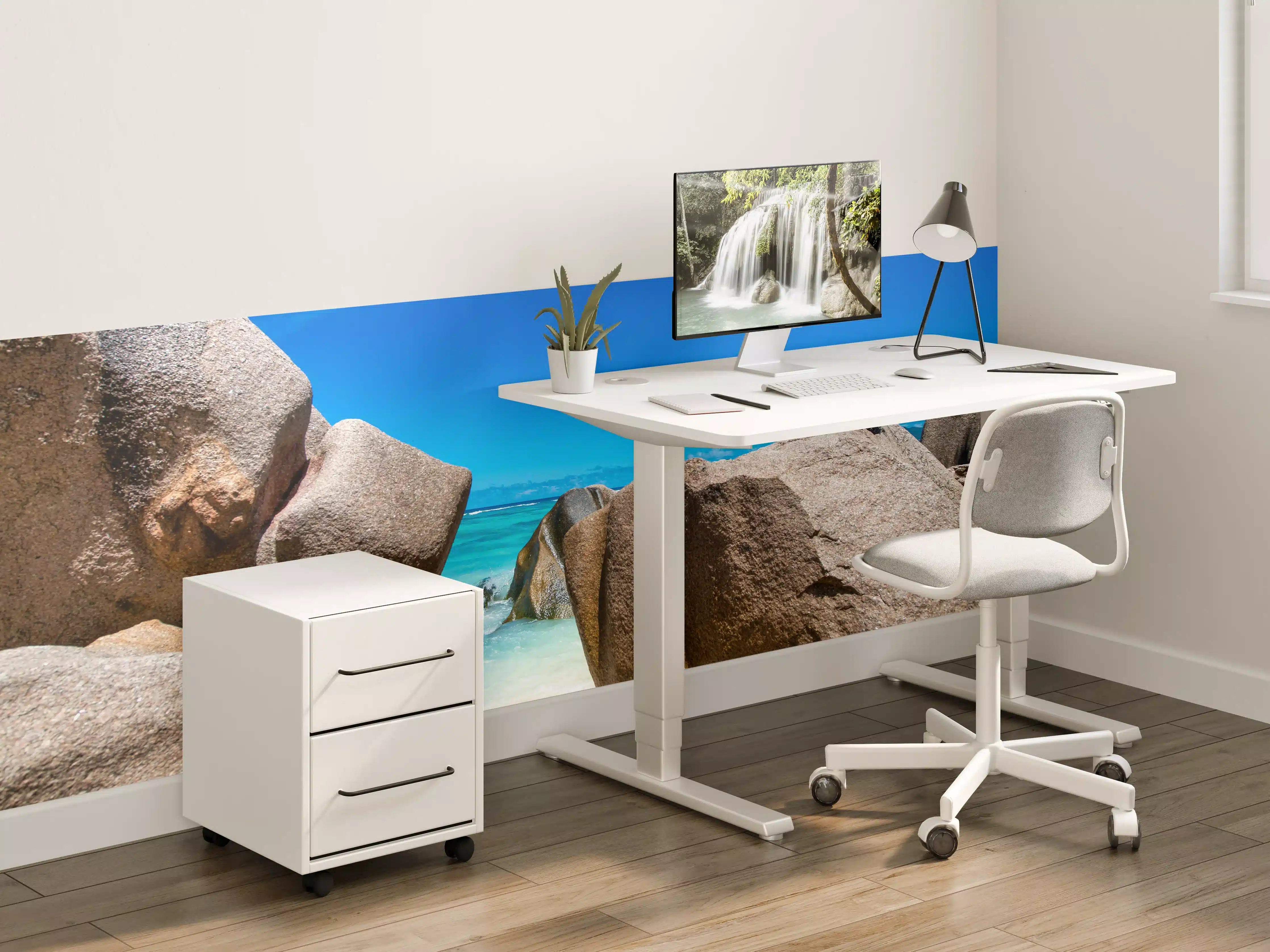 Kinderzimmer Wandgestaltung - Strand mit großen Felsen unter klarem Himmel