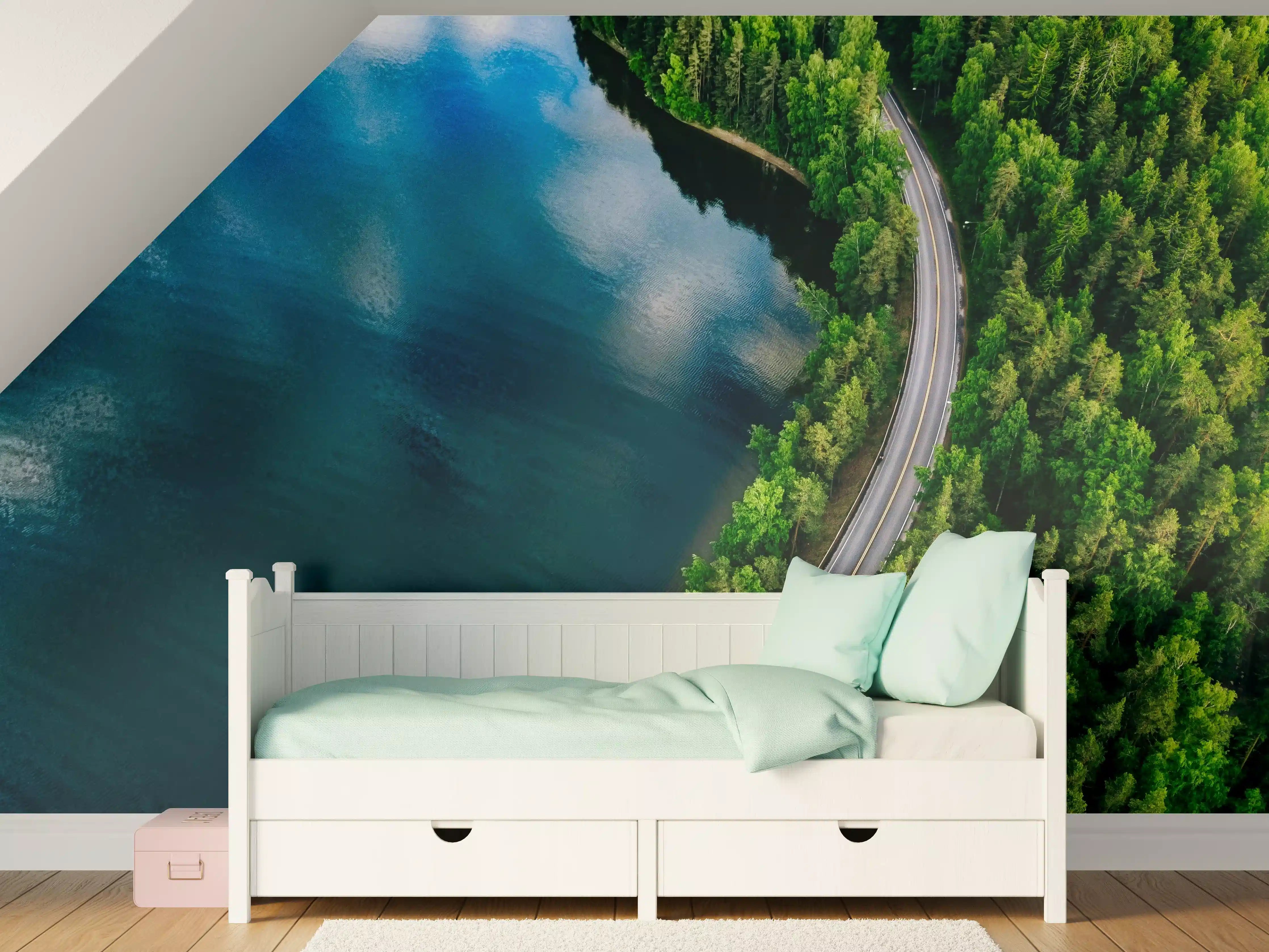 Kinderzimmer Wandgestaltung - Szenischer Wasserblick mit Waldpfad