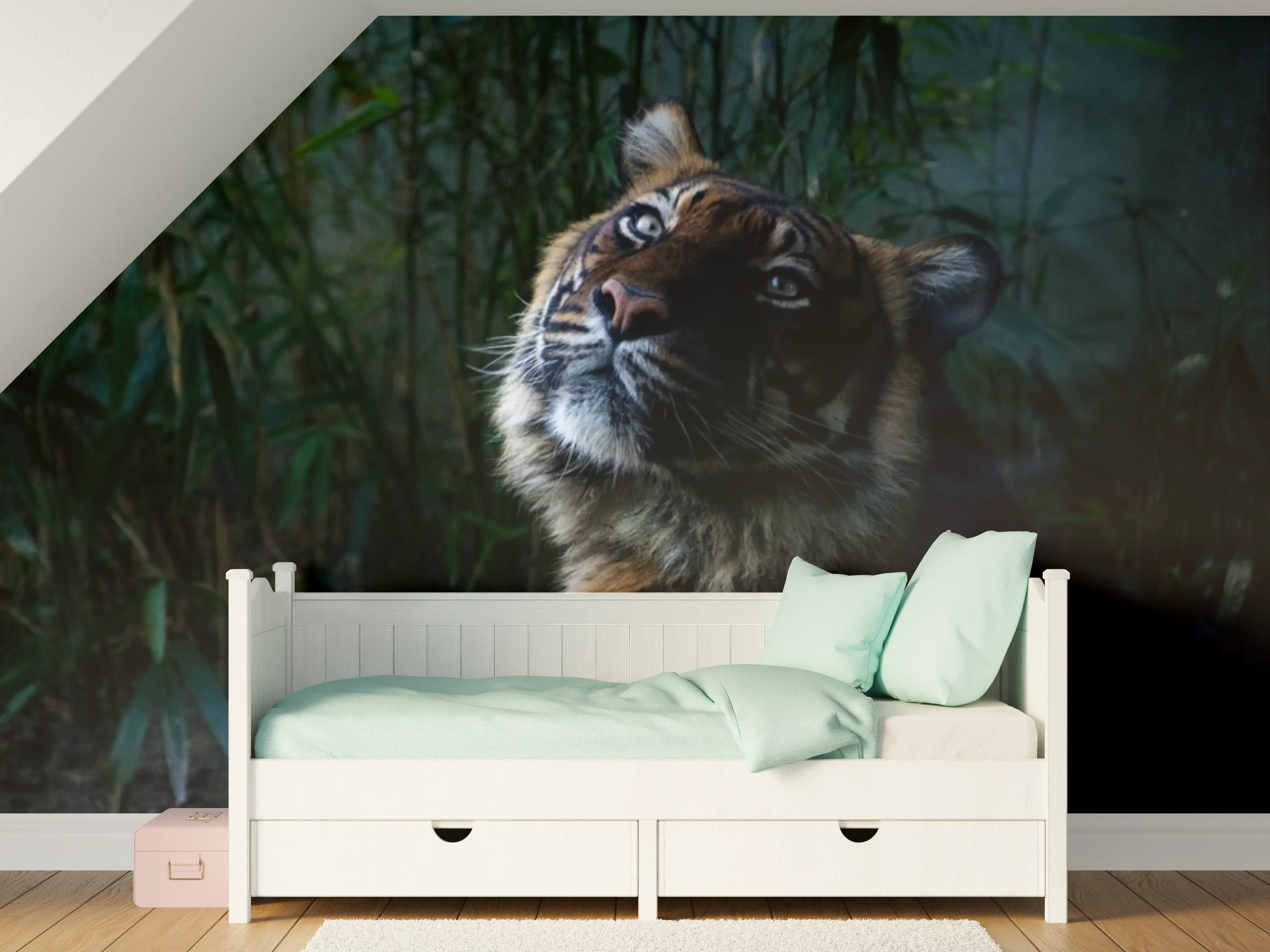 Kinderzimmer Wandgestaltung - Tiger in dunkler Naturaufnahme