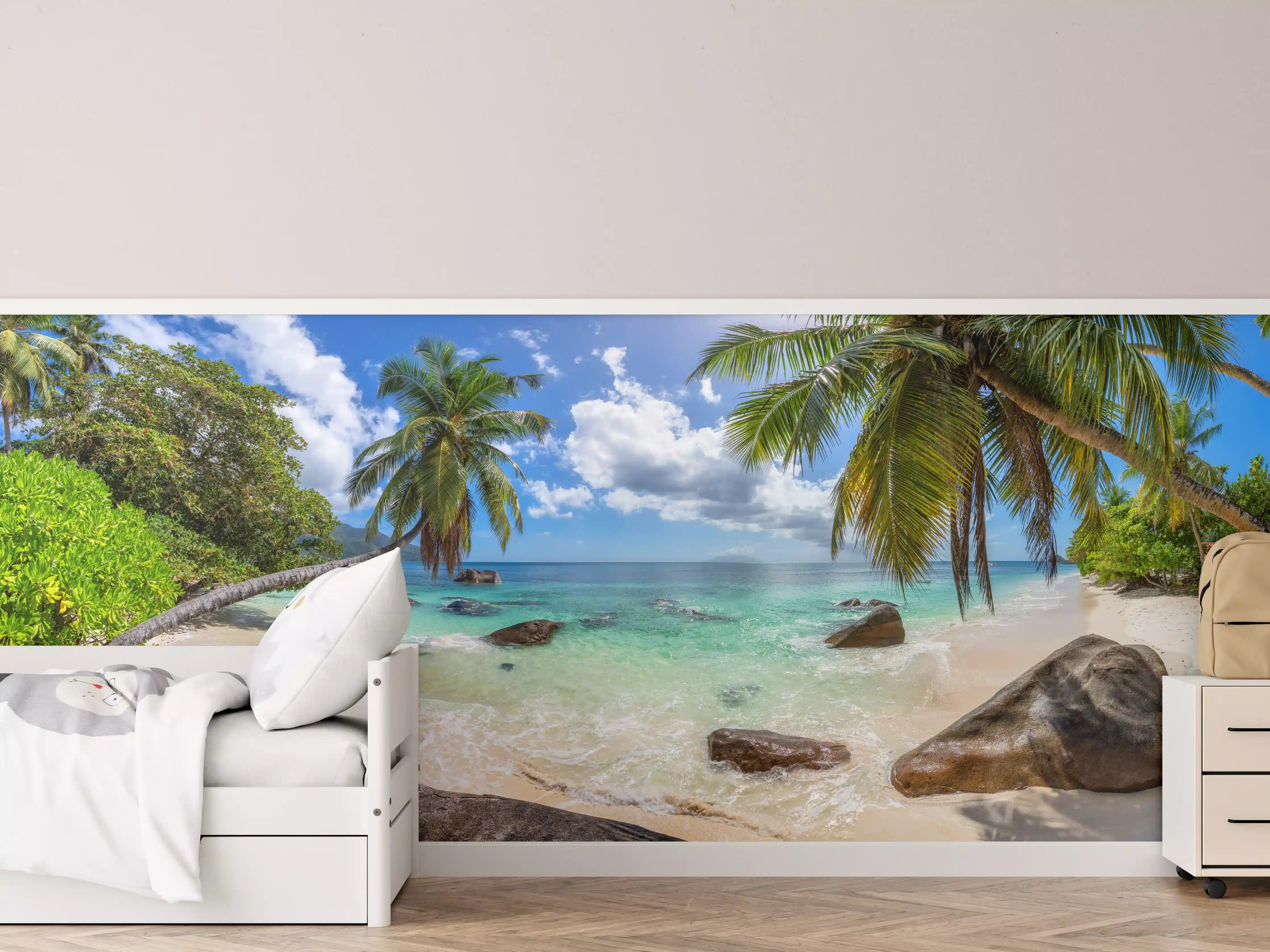 Kinderzimmer Wandgestaltung - Tropischer Strand mit Palmen bei Sonnenlicht