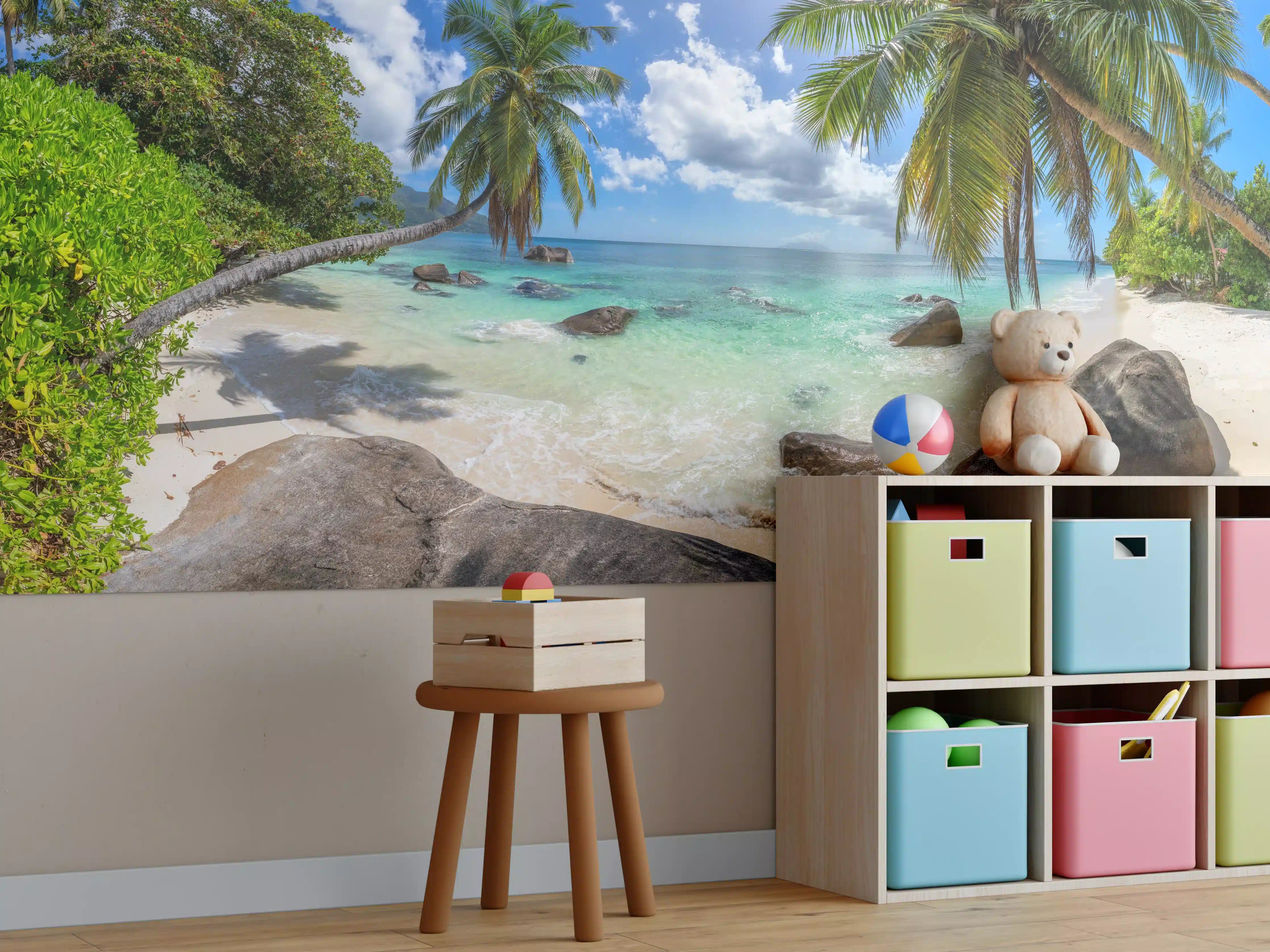 Kinderzimmer Wandgestaltung - Tropischer Strand mit Palmen bei Sonnenlicht