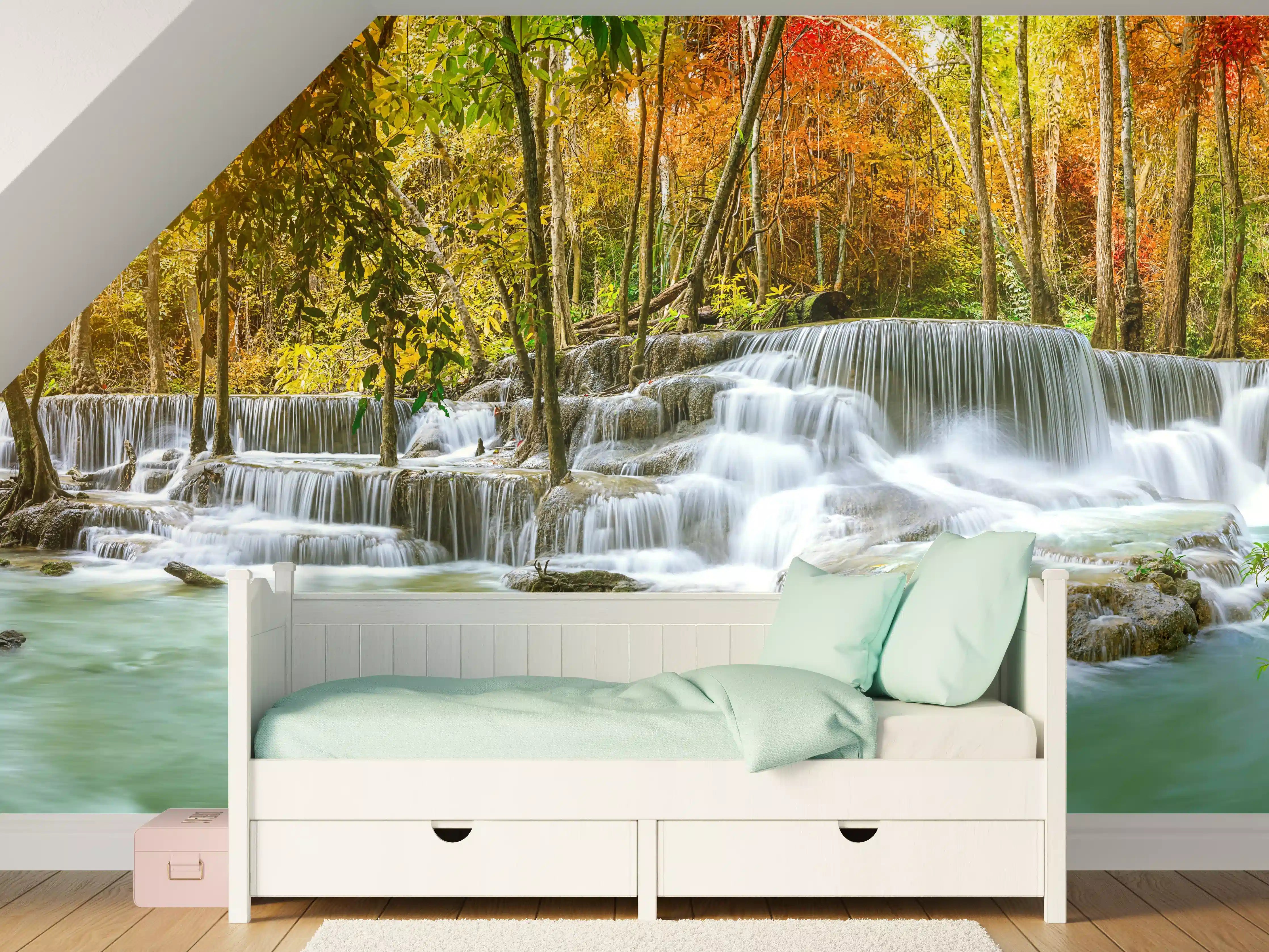 Kinderzimmer Wandgestaltung - Türkis-Grüner Wasserfall im Herbst
