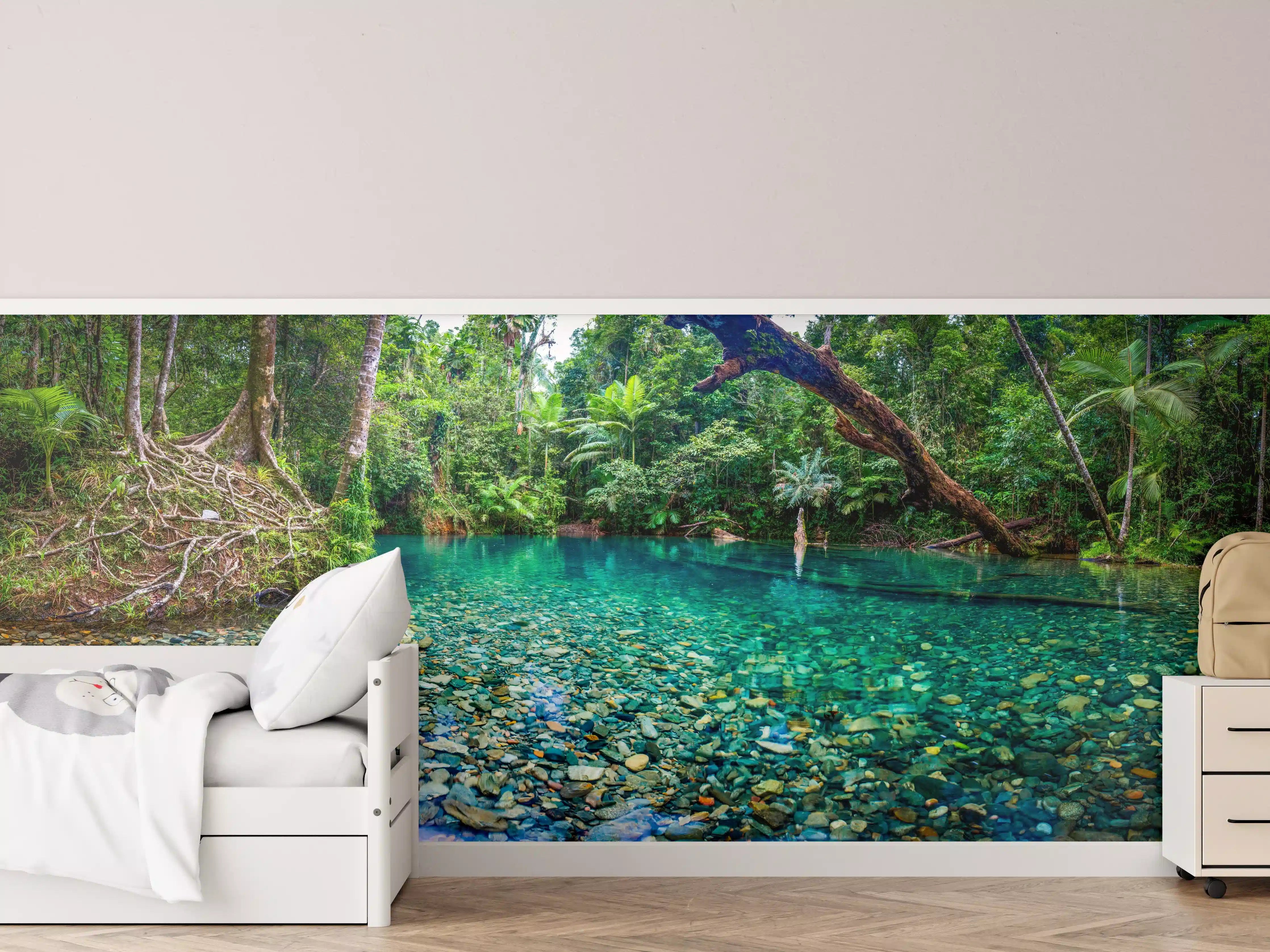Kinderzimmer Wandgestaltung - Türkisblauer Fluss inmitten eines dichten Regenwalds
