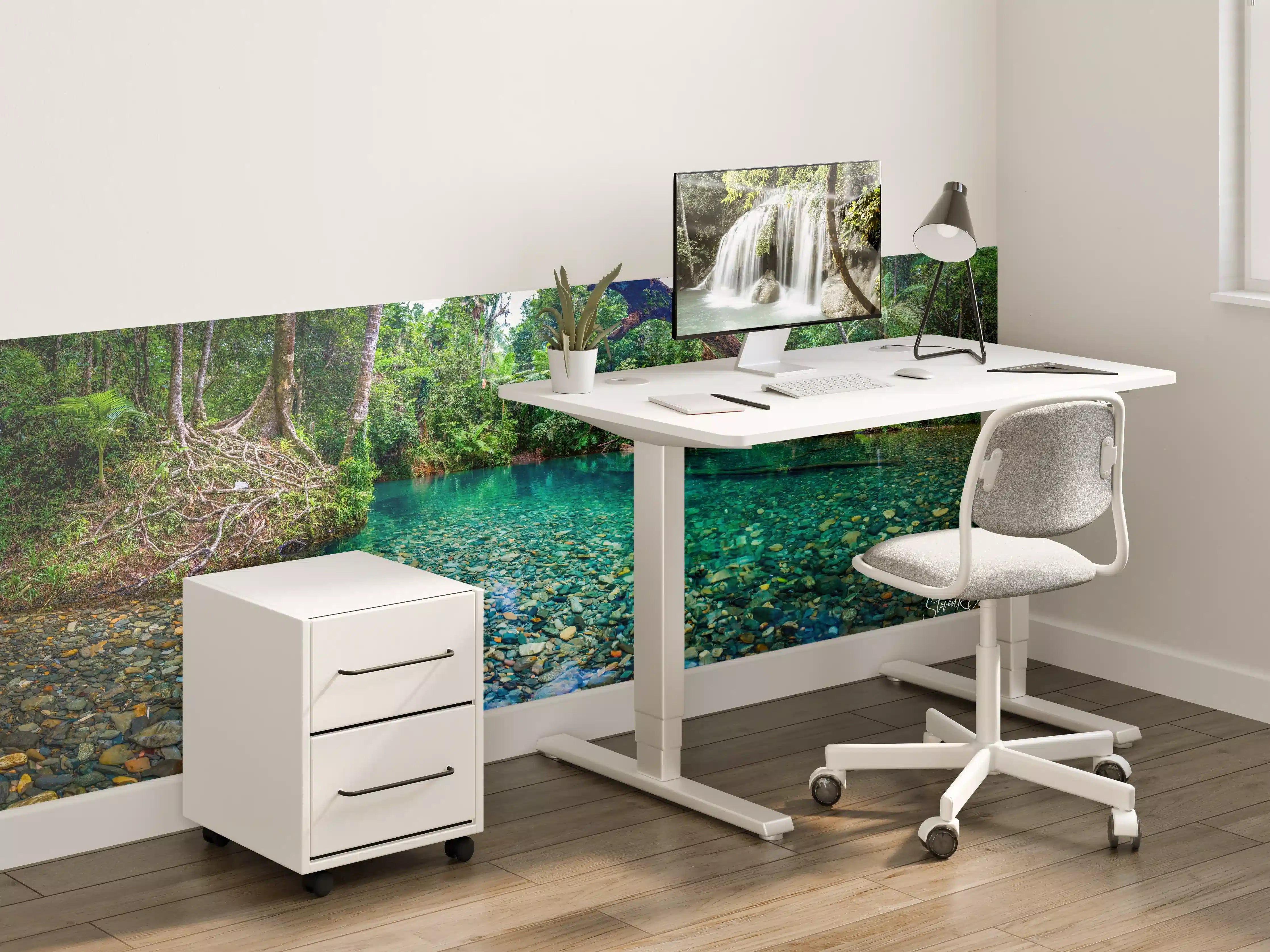 Kinderzimmer Wandgestaltung - Türkisblauer Fluss inmitten eines dichten Regenwalds