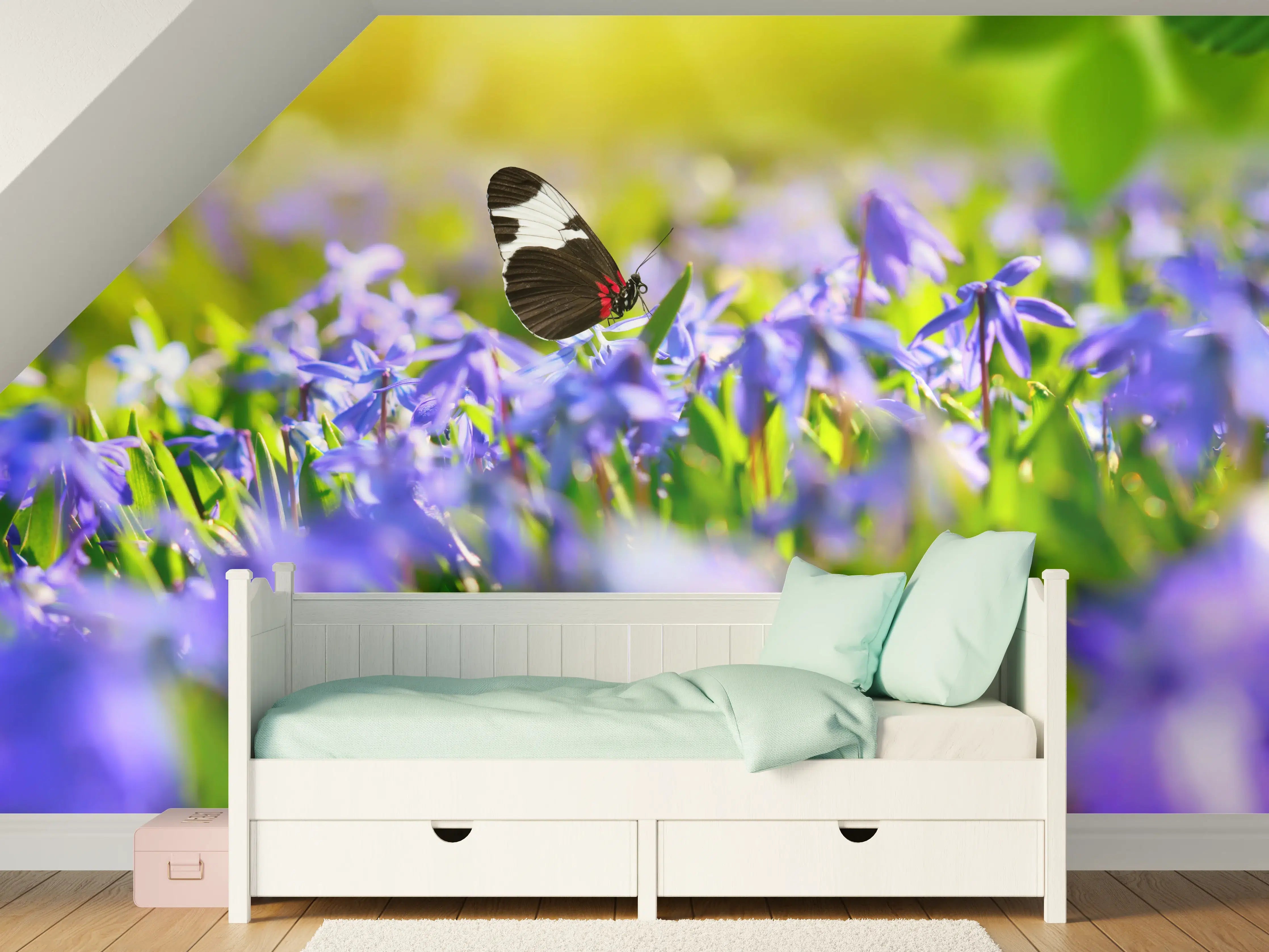 Kinderzimmer Wandgestaltung - Violette Blumenwiese mit Schmetterlingen