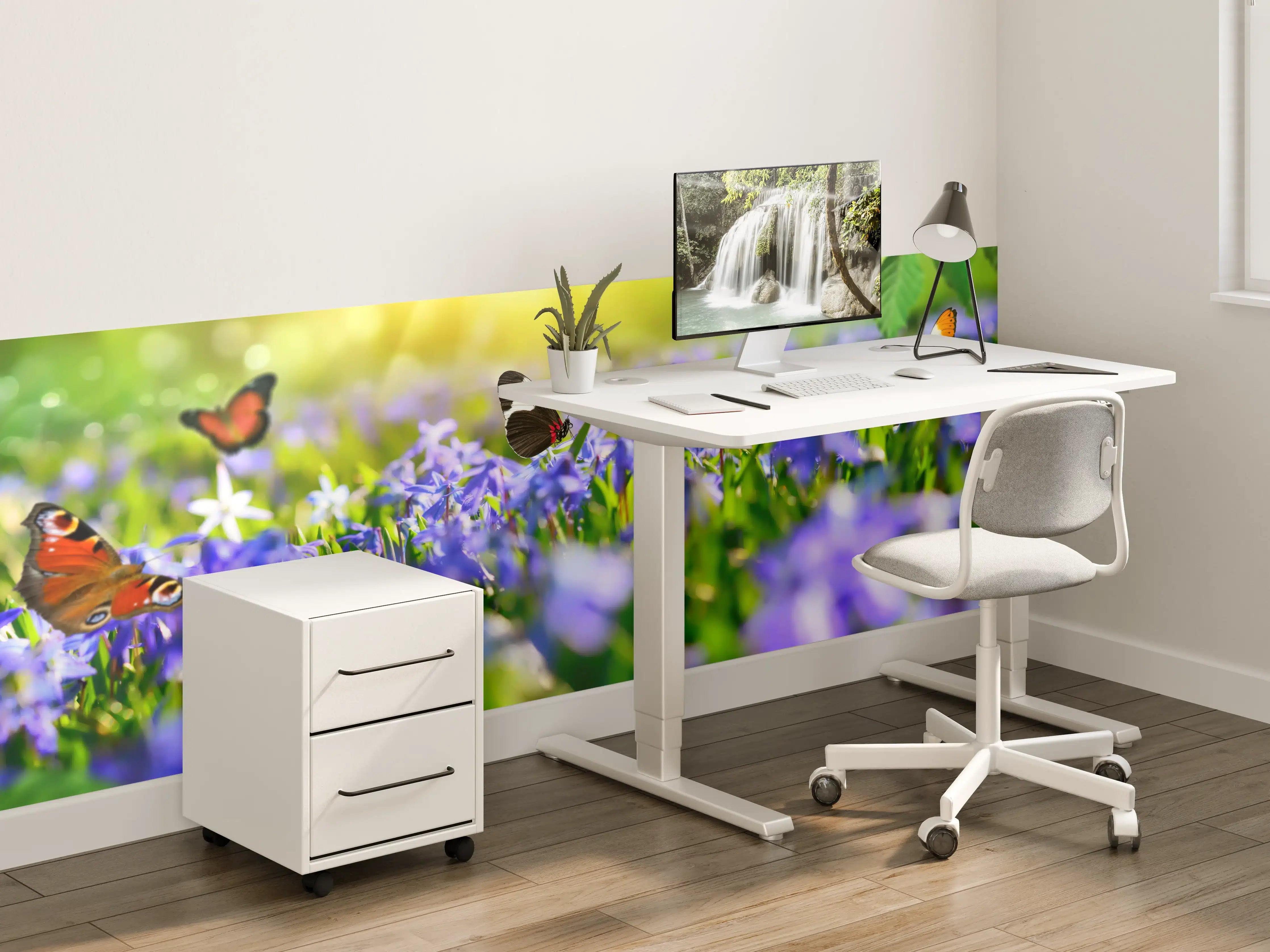 Kinderzimmer Wandgestaltung - Violette Blumenwiese mit Schmetterlingen