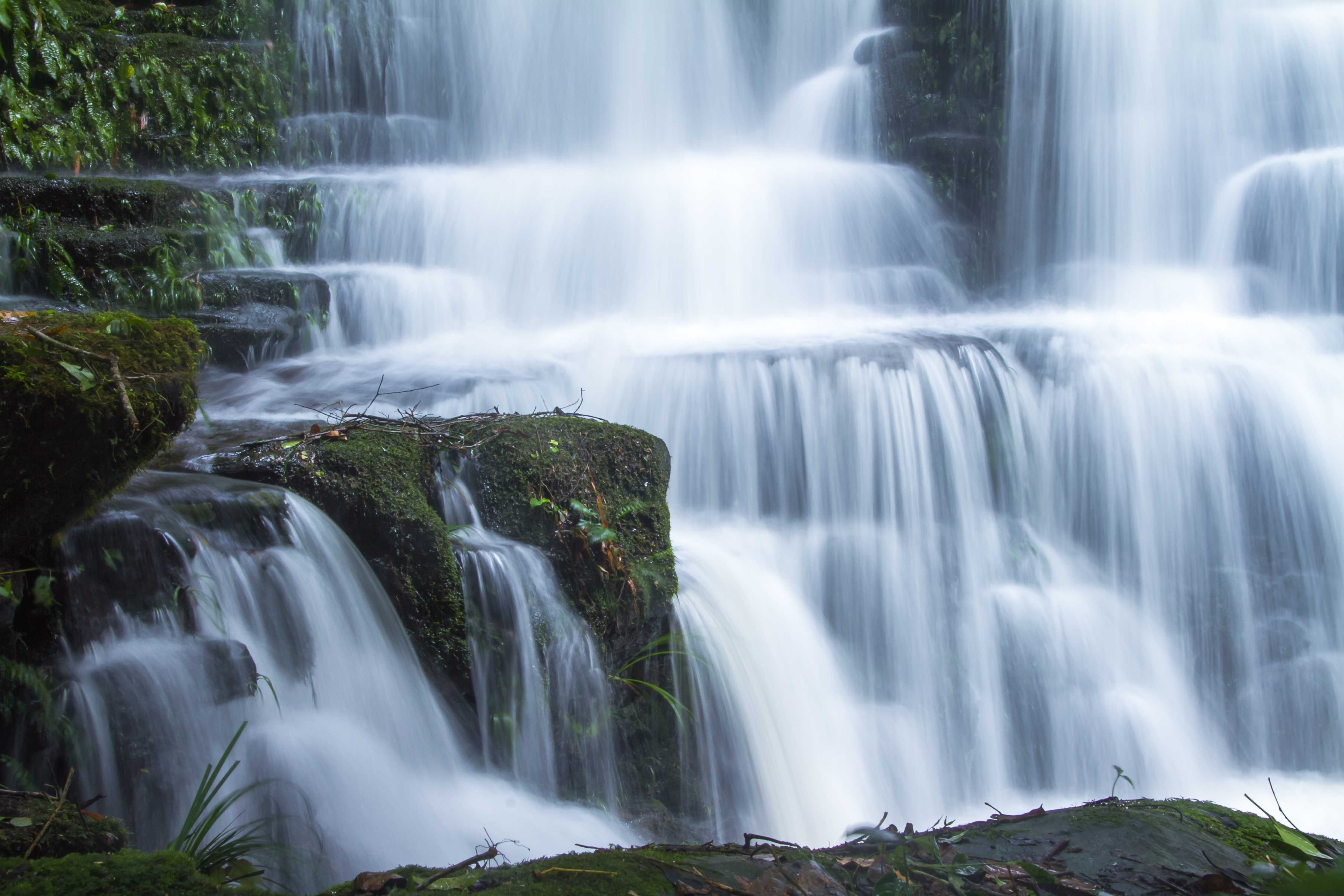Kinderzimmer Wandgestaltung-Wasserfall im Wald mit Felsen