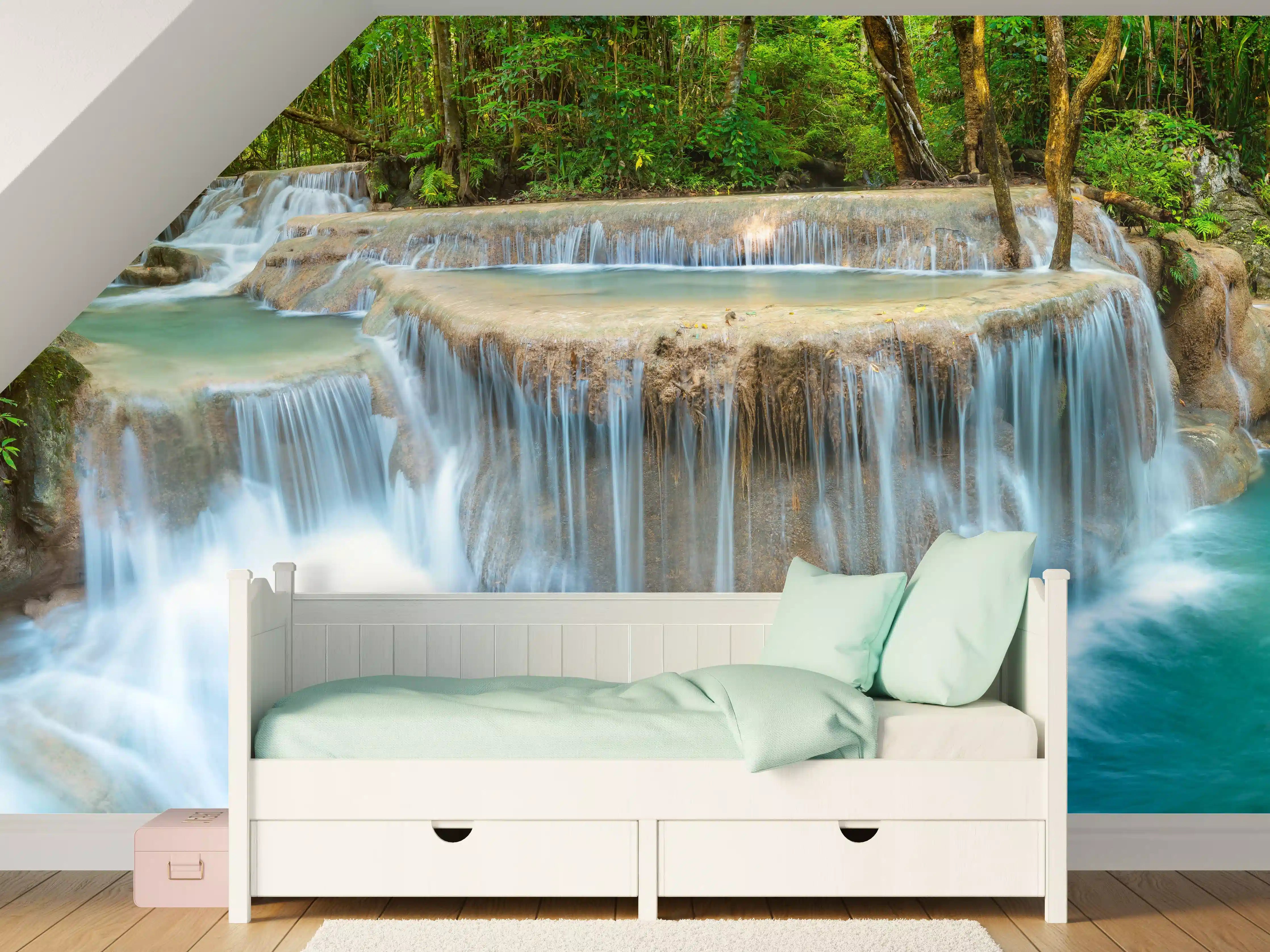 Kinderzimmer Wandgestaltung - Wasserfall im Wald von Thailand