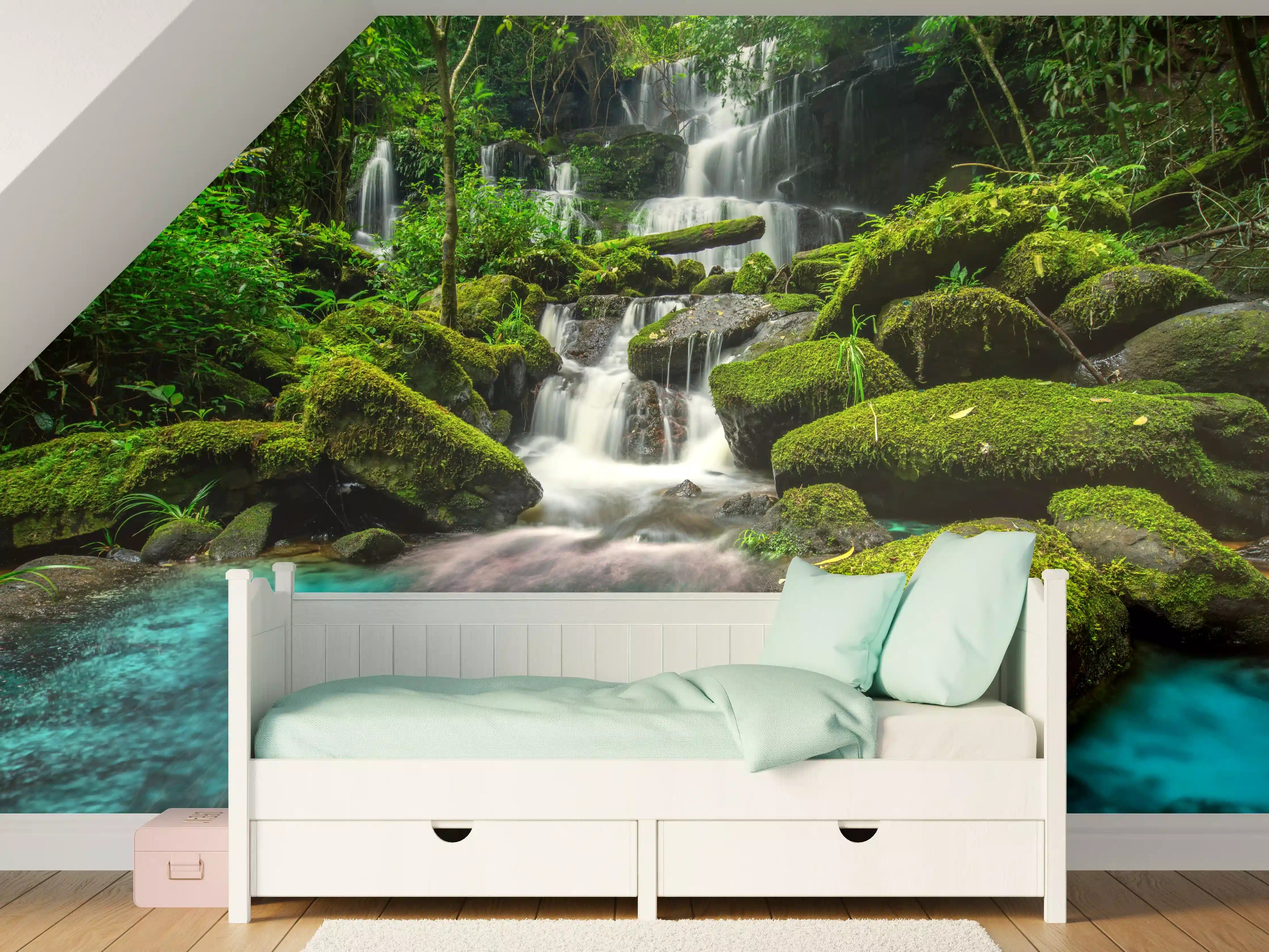 Kinderzimmer Wandgestaltung - Wasserfall im grünen Dschungel von Thailand