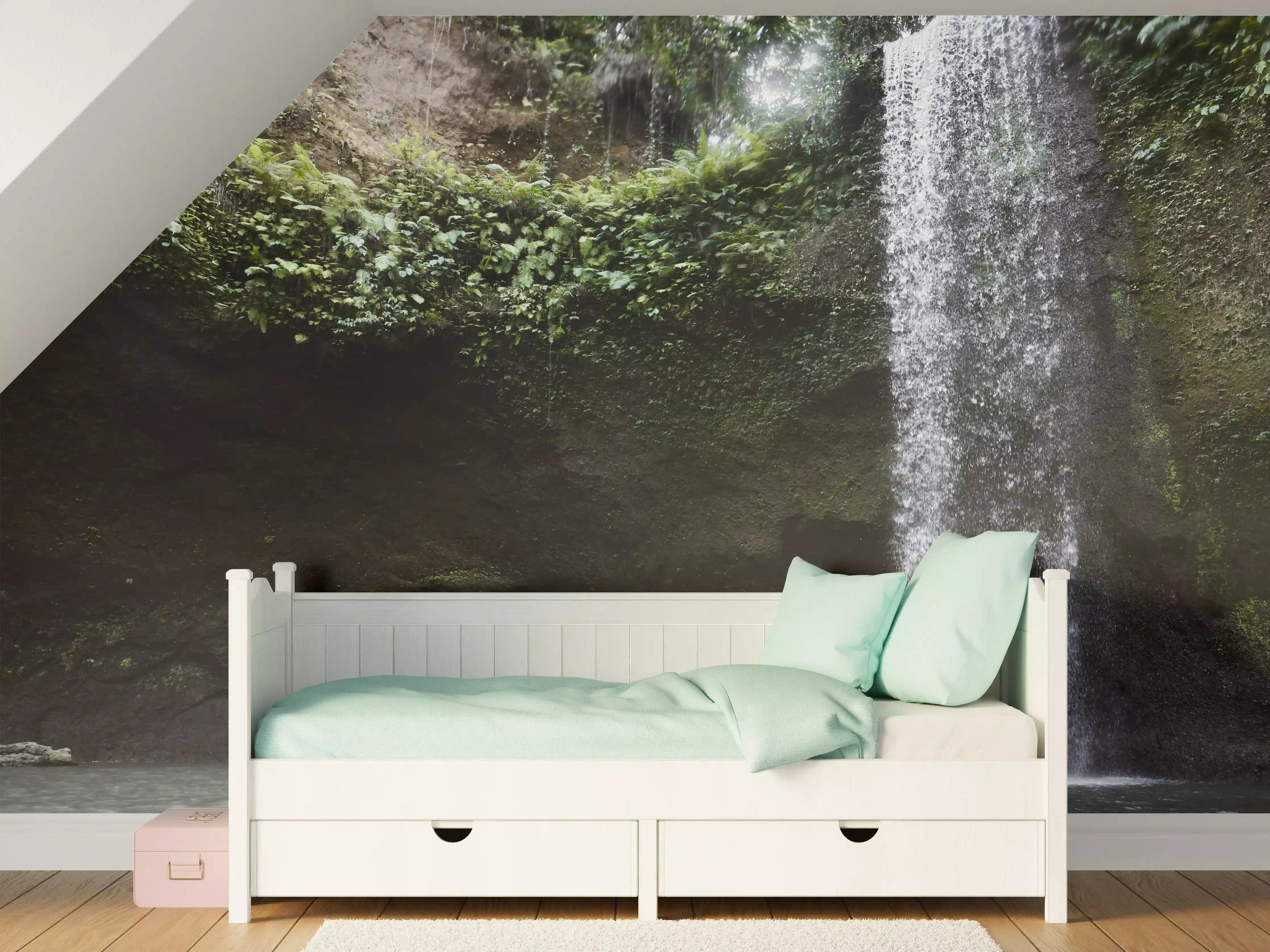 Kinderzimmer Wandgestaltung - Wasserfall in Bali im Herbst