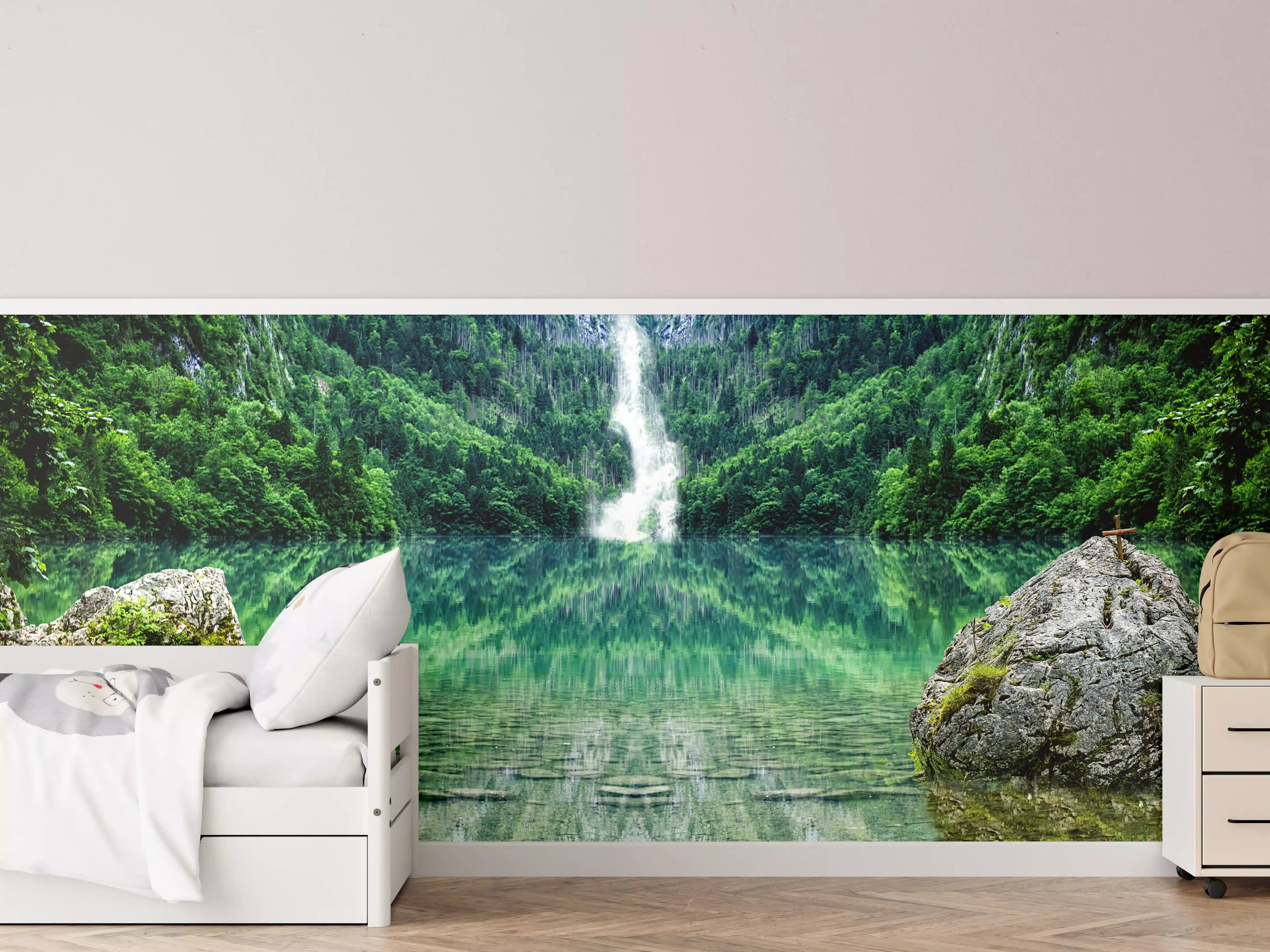 Kinderzimmer Wandgestaltung - Wasserfall in grüner Naturlandschaft