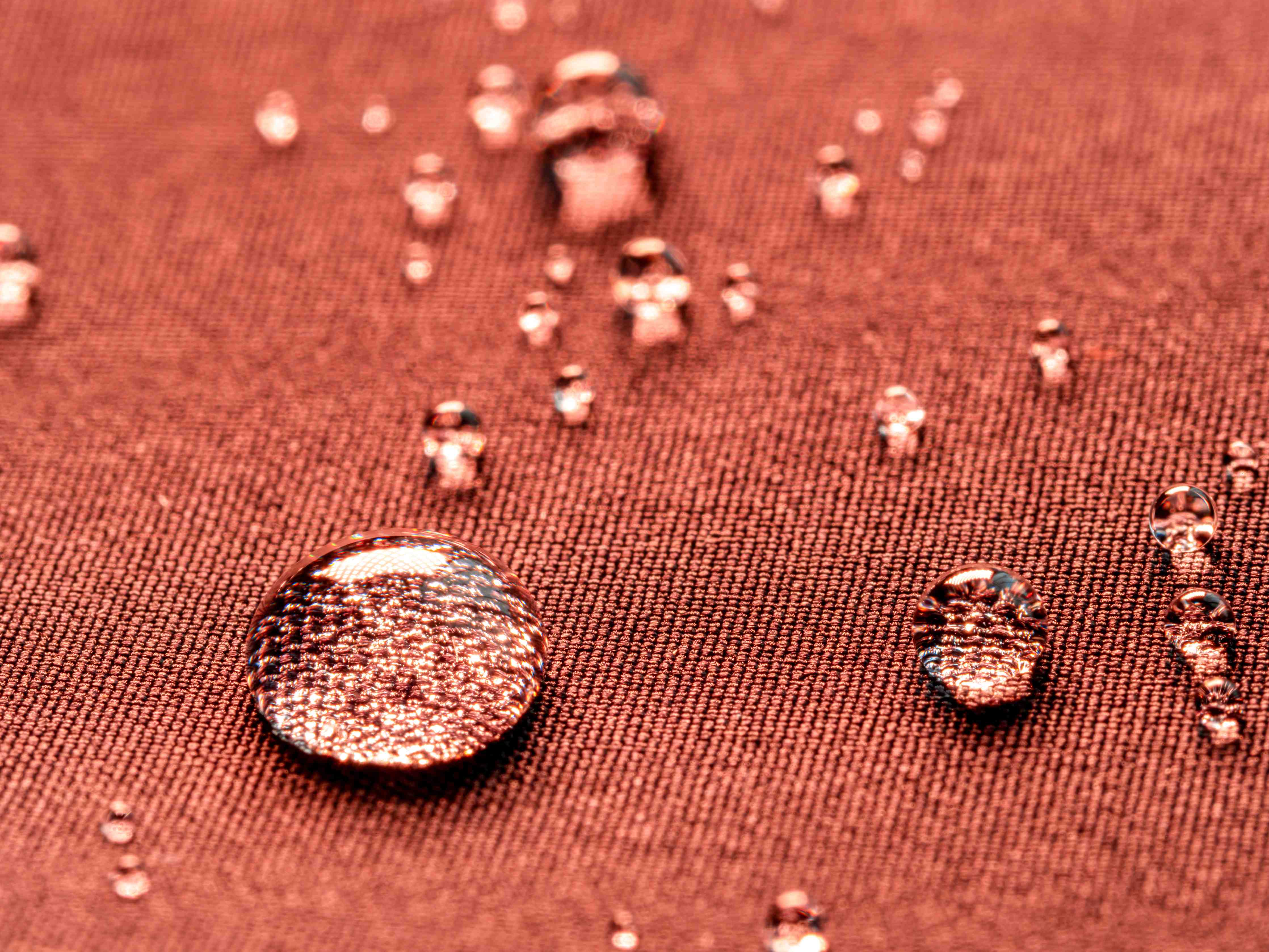 Kinderzimmer Wandgestaltung-Wassertropfen auf rotem Stoff