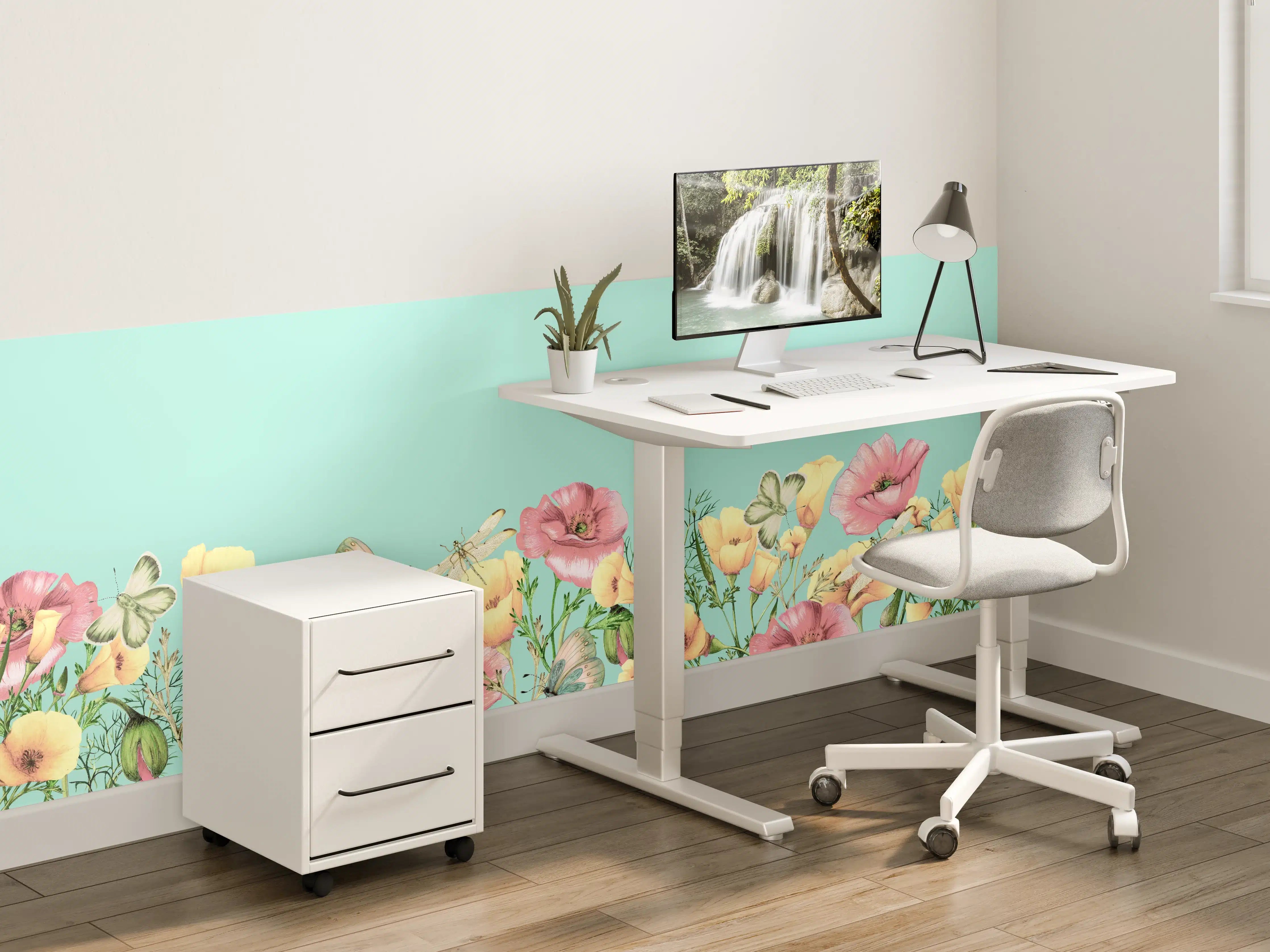 Kinderzimmer Wandgestaltung - Weiche Blumen und Schmetterlinge auf pastellblauem Hintergrund